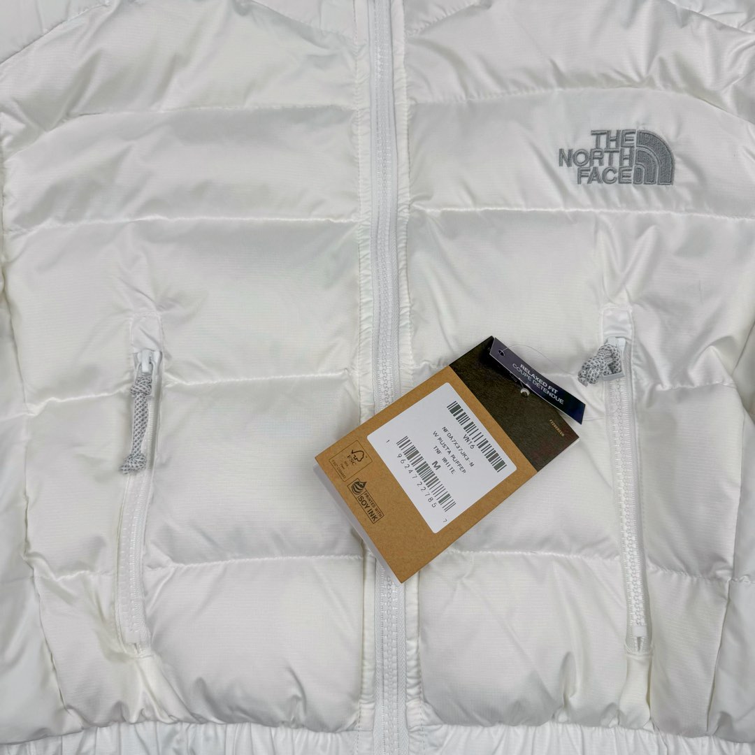 图片[7]-THE NORTH FACE 北面N16款Logo印花拉链高领长袖短款夹克外套女款 短款羽绒服也能做冬季里的小太阳冬天穿着不会灌风 这款羽绒服面料轻 透气透湿，成衣穿着不会有憋闷感，手感滑糯、细腻里料均采用GAO品质面料 手感爽滑且结实耐磨，敲好打理 内里填充物采用纯白90白鸭绒绒朵大，纤维长、羽梗小 品质极佳，弹性足的白鹅绒(纤维长代表膨松度更*好，保暖性也更极佳，过冬无忧） 充绒量达到90%，穿在身上防风锁温 蓬松轻盈可以有效隔绝外部寒冷上身犹如云朵般轻盈 白鸭绒不但具有很好的保暖性和松软性没有压迫感和闷热感 加密胆布，更不易跑绒 尺码：S M L-选品中心