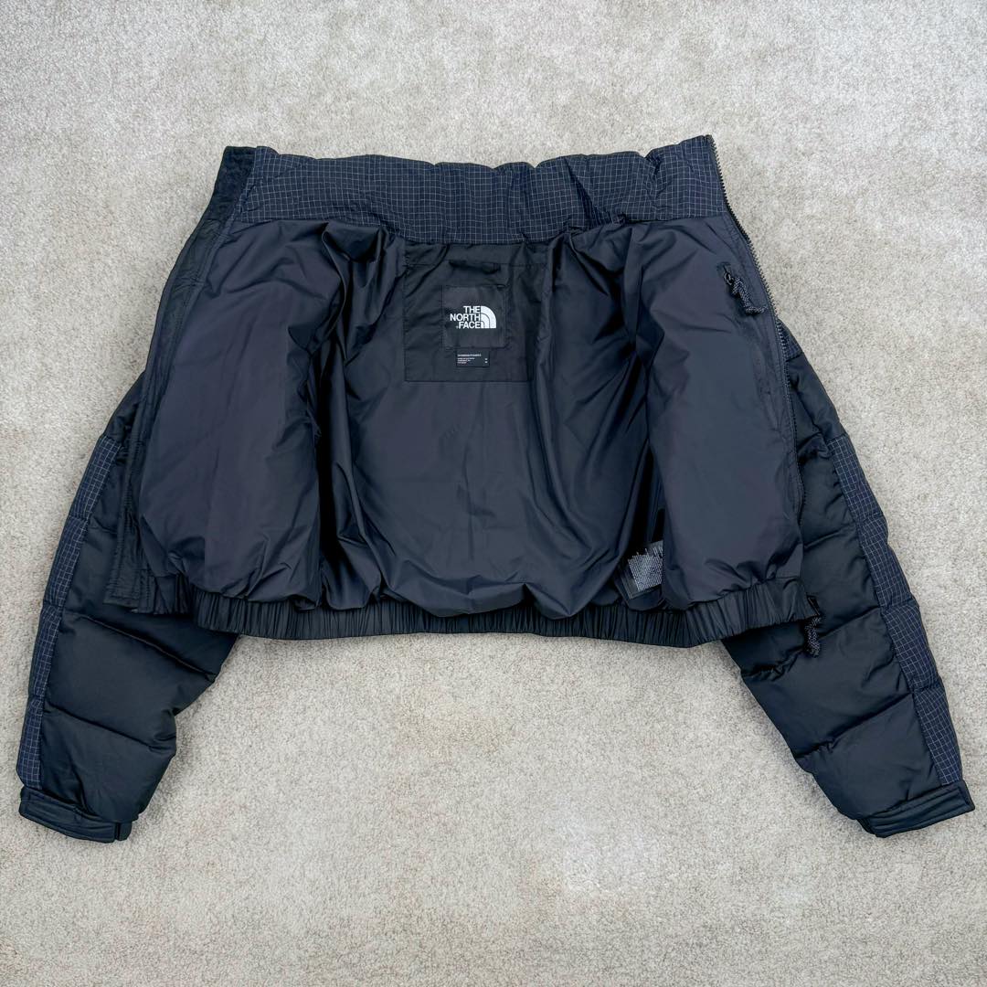 图片[4]-THE NORTH FACE 北面N16款Logo印花拉链高领长袖短款夹克外套女款 短款羽绒服也能做冬季里的小太阳冬天穿着不会灌风 这款羽绒服面料轻 透气透湿，成衣穿着不会有憋闷感，手感滑糯、细腻里料均采用GAO品质面料 手感爽滑且结实耐磨，敲好打理 内里填充物采用纯白90白鸭绒绒朵大，纤维长、羽梗小 品质极佳，弹性足的白鹅绒(纤维长代表膨松度更*好，保暖性也更极佳，过冬无忧） 充绒量达到90%，穿在身上防风锁温 蓬松轻盈可以有效隔绝外部寒冷上身犹如云朵般轻盈 白鸭绒不但具有很好的保暖性和松软性没有压迫感和闷热感 加密胆布，更不易跑绒 尺码：S M L-选品中心