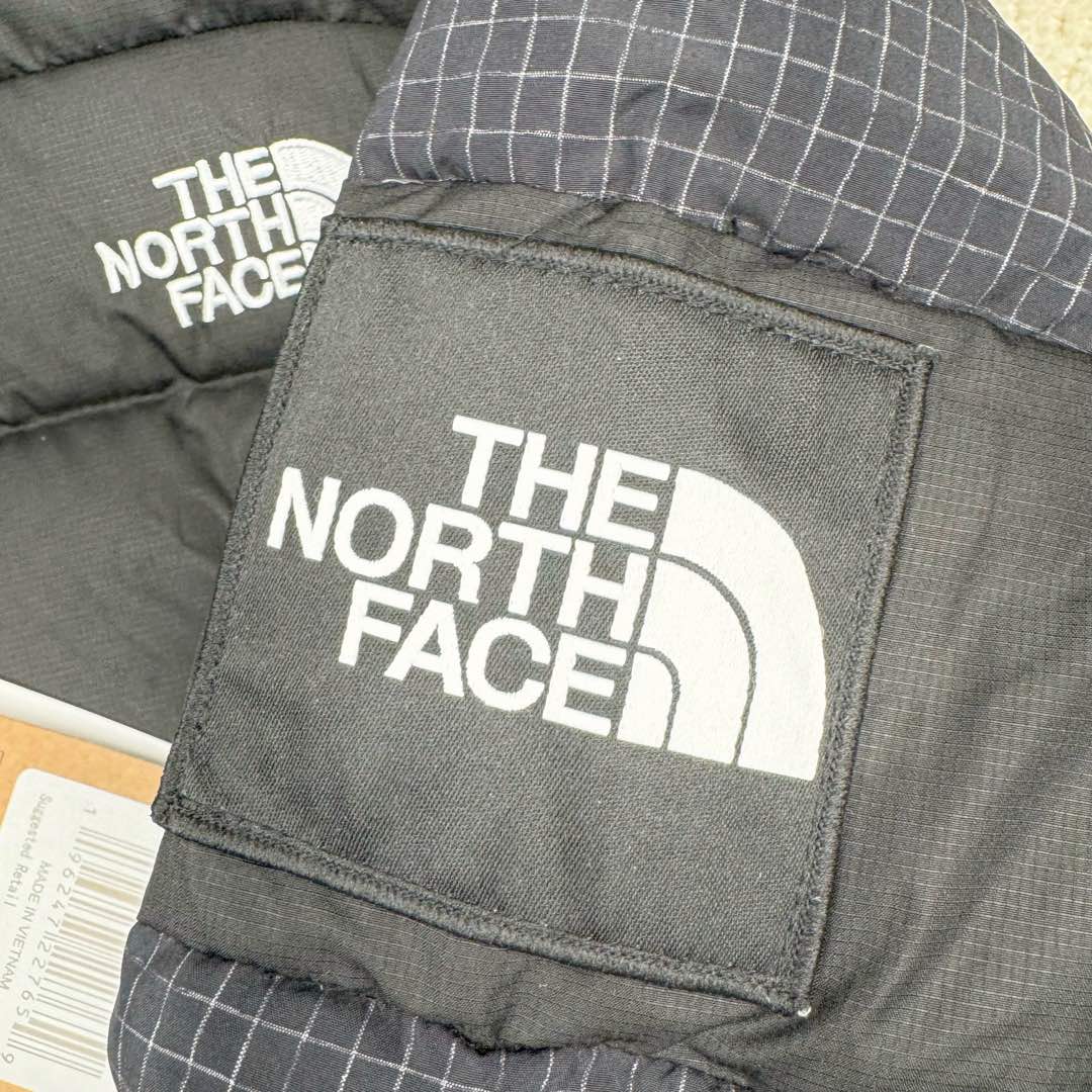 图片[11]-THE NORTH FACE 北面N16款Logo印花拉链高领长袖短款夹克外套女款 短款羽绒服也能做冬季里的小太阳冬天穿着不会灌风 这款羽绒服面料轻 透气透湿，成衣穿着不会有憋闷感，手感滑糯、细腻里料均采用GAO品质面料 手感爽滑且结实耐磨，敲好打理 内里填充物采用纯白90白鸭绒绒朵大，纤维长、羽梗小 品质极佳，弹性足的白鹅绒(纤维长代表膨松度更*好，保暖性也更极佳，过冬无忧） 充绒量达到90%，穿在身上防风锁温 蓬松轻盈可以有效隔绝外部寒冷上身犹如云朵般轻盈 白鸭绒不但具有很好的保暖性和松软性没有压迫感和闷热感 加密胆布，更不易跑绒 尺码：S M L-选品中心