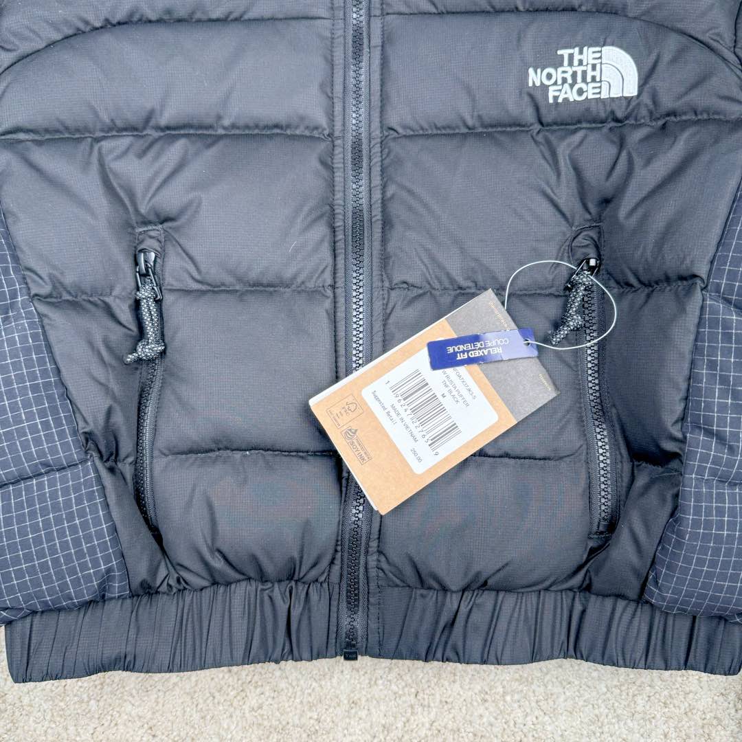 图片[8]-THE NORTH FACE 北面N16款Logo印花拉链高领长袖短款夹克外套女款 短款羽绒服也能做冬季里的小太阳冬天穿着不会灌风 这款羽绒服面料轻 透气透湿，成衣穿着不会有憋闷感，手感滑糯、细腻里料均采用GAO品质面料 手感爽滑且结实耐磨，敲好打理 内里填充物采用纯白90白鸭绒绒朵大，纤维长、羽梗小 品质极佳，弹性足的白鹅绒(纤维长代表膨松度更*好，保暖性也更极佳，过冬无忧） 充绒量达到90%，穿在身上防风锁温 蓬松轻盈可以有效隔绝外部寒冷上身犹如云朵般轻盈 白鸭绒不但具有很好的保暖性和松软性没有压迫感和闷热感 加密胆布，更不易跑绒 尺码：S M L-选品中心