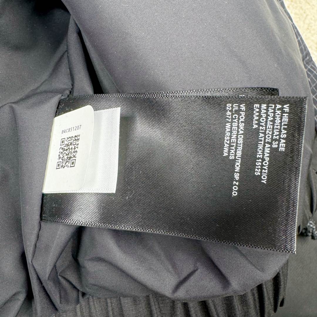 图片[15]-THE NORTH FACE 北面N16款Logo印花拉链高领长袖短款夹克外套女款 短款羽绒服也能做冬季里的小太阳冬天穿着不会灌风 这款羽绒服面料轻 透气透湿，成衣穿着不会有憋闷感，手感滑糯、细腻里料均采用GAO品质面料 手感爽滑且结实耐磨，敲好打理 内里填充物采用纯白90白鸭绒绒朵大，纤维长、羽梗小 品质极佳，弹性足的白鹅绒(纤维长代表膨松度更*好，保暖性也更极佳，过冬无忧） 充绒量达到90%，穿在身上防风锁温 蓬松轻盈可以有效隔绝外部寒冷上身犹如云朵般轻盈 白鸭绒不但具有很好的保暖性和松软性没有压迫感和闷热感 加密胆布，更不易跑绒 尺码：S M L-选品中心