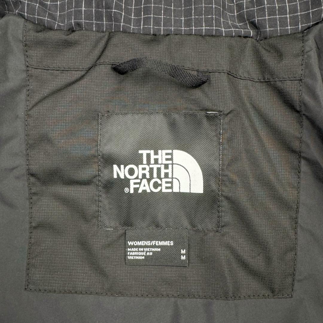 图片[14]-THE NORTH FACE 北面N16款Logo印花拉链高领长袖短款夹克外套女款 短款羽绒服也能做冬季里的小太阳冬天穿着不会灌风 这款羽绒服面料轻 透气透湿，成衣穿着不会有憋闷感，手感滑糯、细腻里料均采用GAO品质面料 手感爽滑且结实耐磨，敲好打理 内里填充物采用纯白90白鸭绒绒朵大，纤维长、羽梗小 品质极佳，弹性足的白鹅绒(纤维长代表膨松度更*好，保暖性也更极佳，过冬无忧） 充绒量达到90%，穿在身上防风锁温 蓬松轻盈可以有效隔绝外部寒冷上身犹如云朵般轻盈 白鸭绒不但具有很好的保暖性和松软性没有压迫感和闷热感 加密胆布，更不易跑绒 尺码：S M L-选品中心