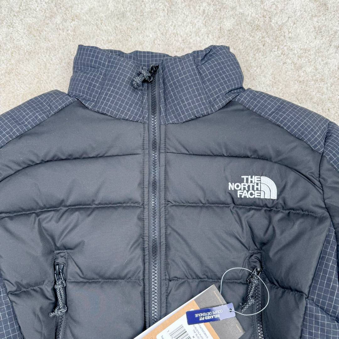 图片[5]-THE NORTH FACE 北面N16款Logo印花拉链高领长袖短款夹克外套女款 短款羽绒服也能做冬季里的小太阳冬天穿着不会灌风 这款羽绒服面料轻 透气透湿，成衣穿着不会有憋闷感，手感滑糯、细腻里料均采用GAO品质面料 手感爽滑且结实耐磨，敲好打理 内里填充物采用纯白90白鸭绒绒朵大，纤维长、羽梗小 品质极佳，弹性足的白鹅绒(纤维长代表膨松度更*好，保暖性也更极佳，过冬无忧） 充绒量达到90%，穿在身上防风锁温 蓬松轻盈可以有效隔绝外部寒冷上身犹如云朵般轻盈 白鸭绒不但具有很好的保暖性和松软性没有压迫感和闷热感 加密胆布，更不易跑绒 尺码：S M L-选品中心