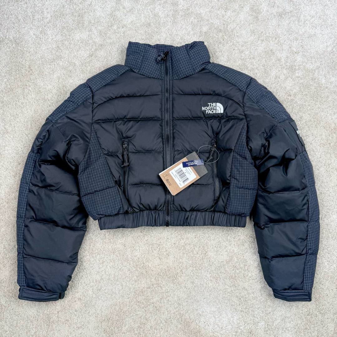 THE NORTH FACE 北面N16款Logo印花拉链高领长袖短款夹克外套女款 短款羽绒服也能做冬季里的小太阳冬天穿着不会灌风 这款羽绒服面料轻 透气透湿，成衣穿着不会有憋闷感，手感滑糯、细腻里料均采用GAO品质面料 手感爽滑且结实耐磨，敲好打理 内里填充物采用纯白90白鸭绒绒朵大，纤维长、羽梗小 品质极佳，弹性足的白鹅绒(纤维长代表膨松度更*好，保暖性也更极佳，过冬无忧） 充绒量达到90%，穿在身上防风锁温 蓬松轻盈可以有效隔绝外部寒冷上身犹如云朵般轻盈 白鸭绒不但具有很好的保暖性和松软性没有压迫感和闷热感 加密胆布，更不易跑绒 尺码：S M L-选品中心