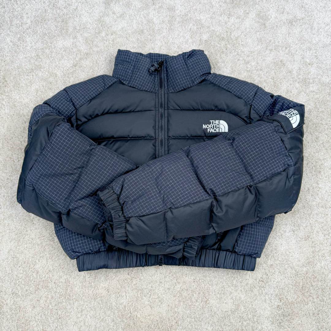 图片[2]-THE NORTH FACE 北面N16款Logo印花拉链高领长袖短款夹克外套女款 短款羽绒服也能做冬季里的小太阳冬天穿着不会灌风 这款羽绒服面料轻 透气透湿，成衣穿着不会有憋闷感，手感滑糯、细腻里料均采用GAO品质面料 手感爽滑且结实耐磨，敲好打理 内里填充物采用纯白90白鸭绒绒朵大，纤维长、羽梗小 品质极佳，弹性足的白鹅绒(纤维长代表膨松度更*好，保暖性也更极佳，过冬无忧） 充绒量达到90%，穿在身上防风锁温 蓬松轻盈可以有效隔绝外部寒冷上身犹如云朵般轻盈 白鸭绒不但具有很好的保暖性和松软性没有压迫感和闷热感 加密胆布，更不易跑绒 尺码：S M L-选品中心