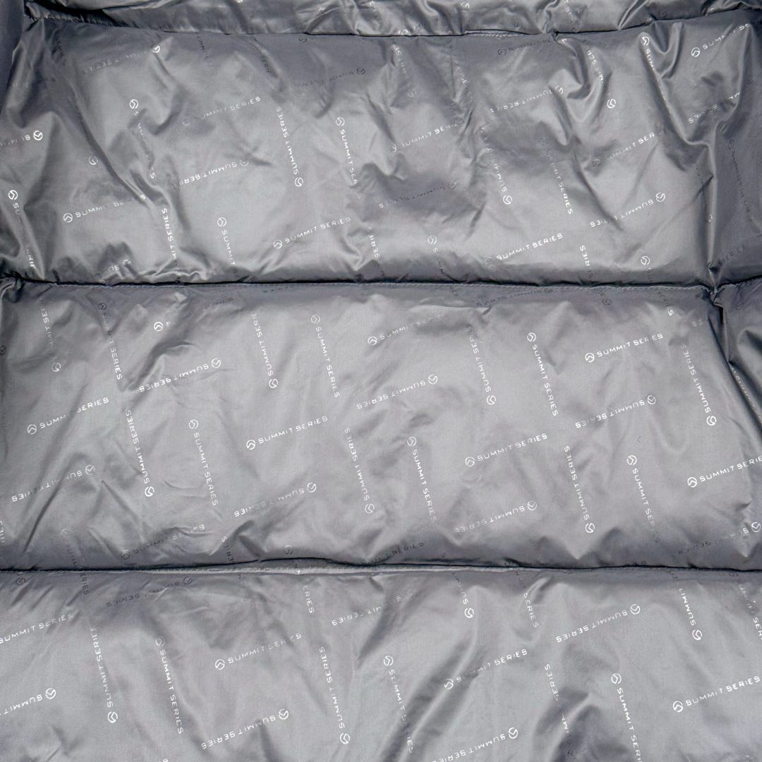 图片[13]-THE NORTH FACE 北面拼色拉链连帽长袖夹克外套羽绒服 The North Face于1966年成立，一直致力于为户外运动员的每一次严酷探索提供专业装备。作为全球户外运动领导品牌，The NorthFace以经过专业运动员测试、适应各类户外需求的产品助力探索者不断超越自我，激发人类潜能。The North Face象征着众多山脉中更冷、更值得挑战的北坡。品牌标志则来自Half Dome，一座位于美国加州Yosemite NationalPark（优胜美地国家公园）里的山峰，中文名字取为「北面」，象征着不畏惧的户外探索精神。1997年，The North Face采用全新的宣传标语「Never Stop Exploring探索永不停止」，体现品牌的探索精神，成为品牌的座右铭。尺码：S M L XL 2XL-选品中心