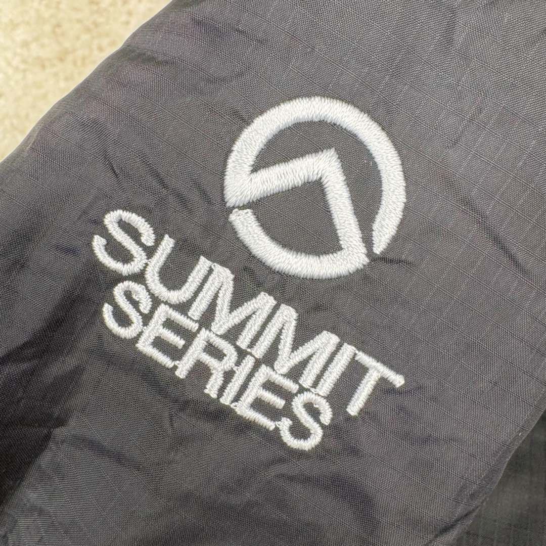 图片[11]-THE NORTH FACE 北面拼色拉链连帽长袖夹克外套羽绒服 The North Face于1966年成立，一直致力于为户外运动员的每一次严酷探索提供专业装备。作为全球户外运动领导品牌，The NorthFace以经过专业运动员测试、适应各类户外需求的产品助力探索者不断超越自我，激发人类潜能。The North Face象征着众多山脉中更冷、更值得挑战的北坡。品牌标志则来自Half Dome，一座位于美国加州Yosemite NationalPark（优胜美地国家公园）里的山峰，中文名字取为「北面」，象征着不畏惧的户外探索精神。1997年，The North Face采用全新的宣传标语「Never Stop Exploring探索永不停止」，体现品牌的探索精神，成为品牌的座右铭。尺码：S M L XL 2XL-选品中心