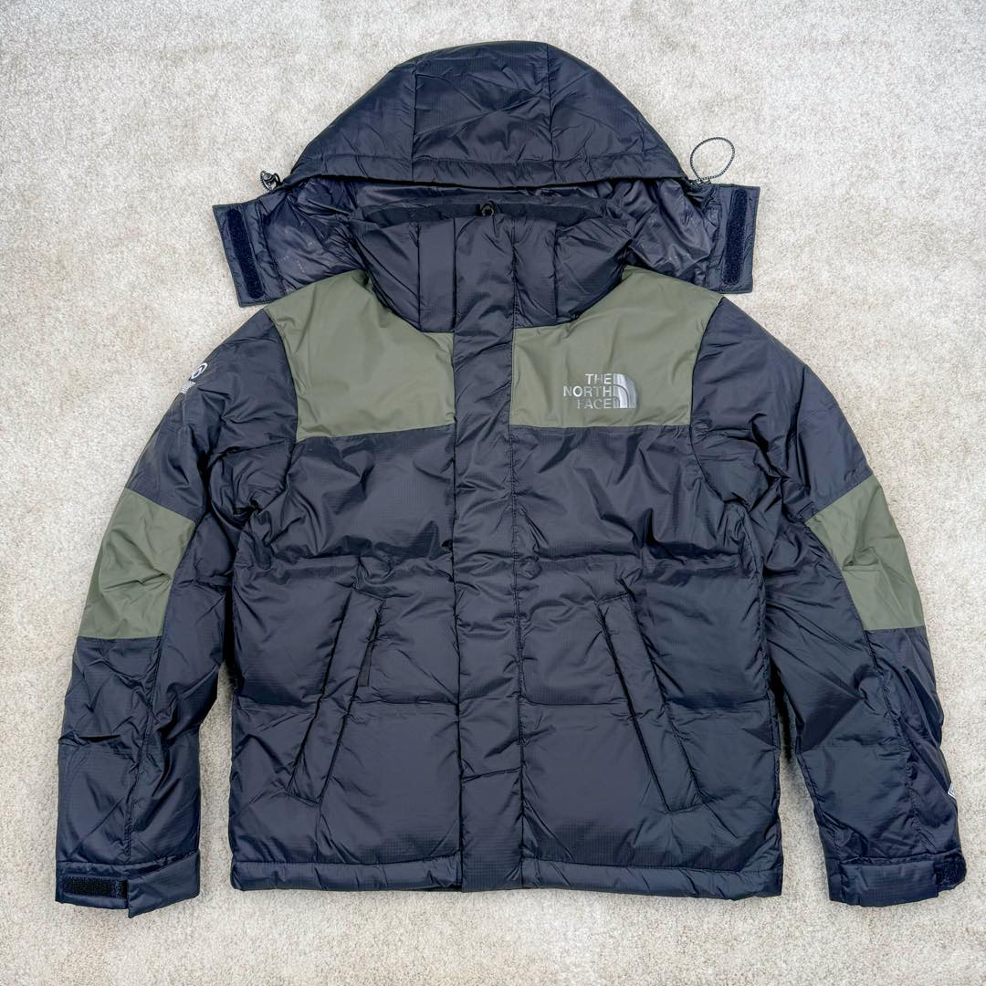 THE NORTH FACE 北面拼色拉链连帽长袖夹克外套羽绒服 The North Face于1966年成立，一直致力于为户外运动员的每一次严酷探索提供专业装备。作为全球户外运动领导品牌，The NorthFace以经过专业运动员测试、适应各类户外需求的产品助力探索者不断超越自我，激发人类潜能。The North Face象征着众多山脉中更冷、更值得挑战的北坡。品牌标志则来自Half Dome，一座位于美国加州Yosemite NationalPark（优胜美地国家公园）里的山峰，中文名字取为「北面」，象征着不畏惧的户外探索精神。1997年，The North Face采用全新的宣传标语「Never Stop Exploring探索永不停止」，体现品牌的探索精神，成为品牌的座右铭。尺码：S M L XL 2XL-选品中心