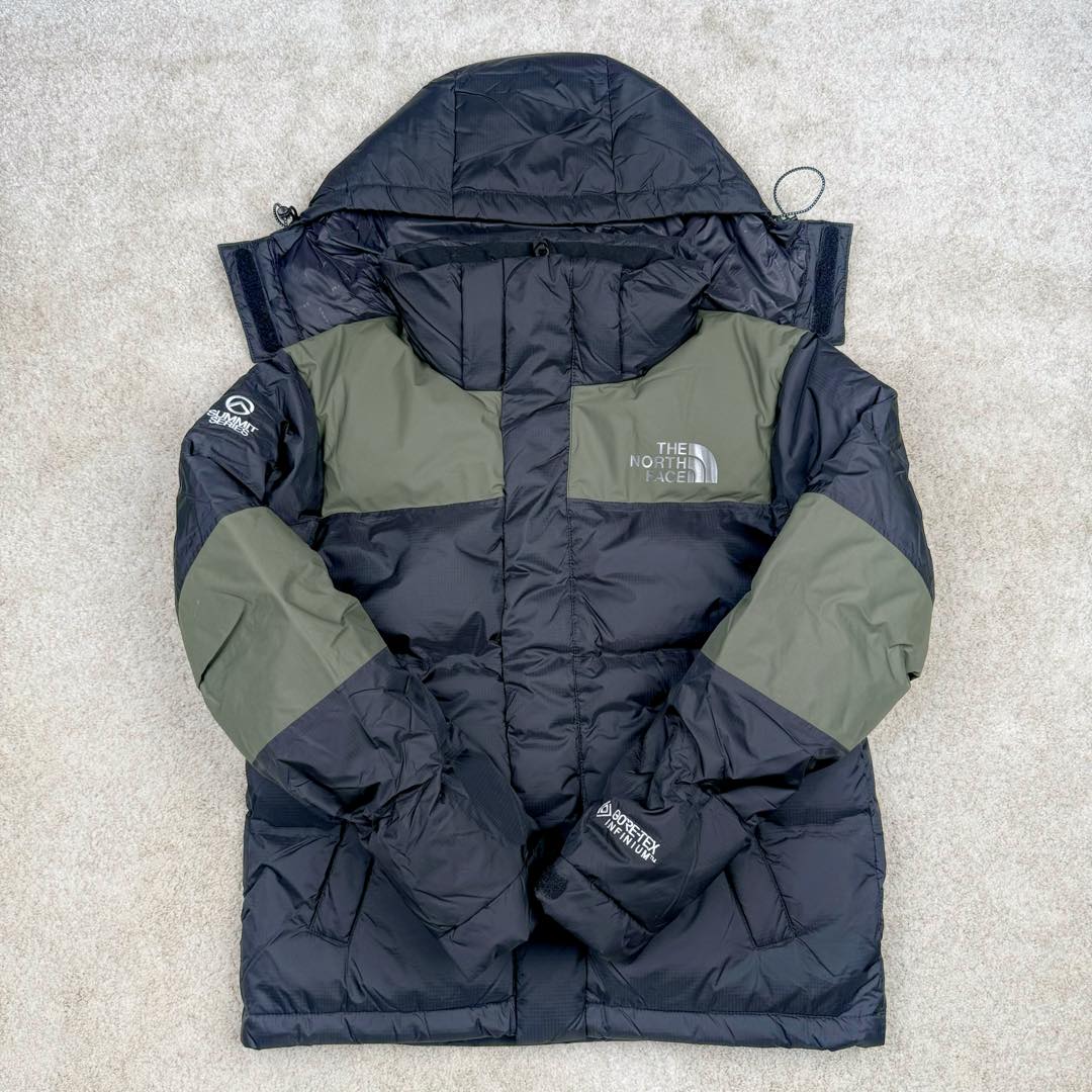 图片[2]-THE NORTH FACE 北面拼色拉链连帽长袖夹克外套羽绒服 The North Face于1966年成立，一直致力于为户外运动员的每一次严酷探索提供专业装备。作为全球户外运动领导品牌，The NorthFace以经过专业运动员测试、适应各类户外需求的产品助力探索者不断超越自我，激发人类潜能。The North Face象征着众多山脉中更冷、更值得挑战的北坡。品牌标志则来自Half Dome，一座位于美国加州Yosemite NationalPark（优胜美地国家公园）里的山峰，中文名字取为「北面」，象征着不畏惧的户外探索精神。1997年，The North Face采用全新的宣传标语「Never Stop Exploring探索永不停止」，体现品牌的探索精神，成为品牌的座右铭。尺码：S M L XL 2XL-选品中心