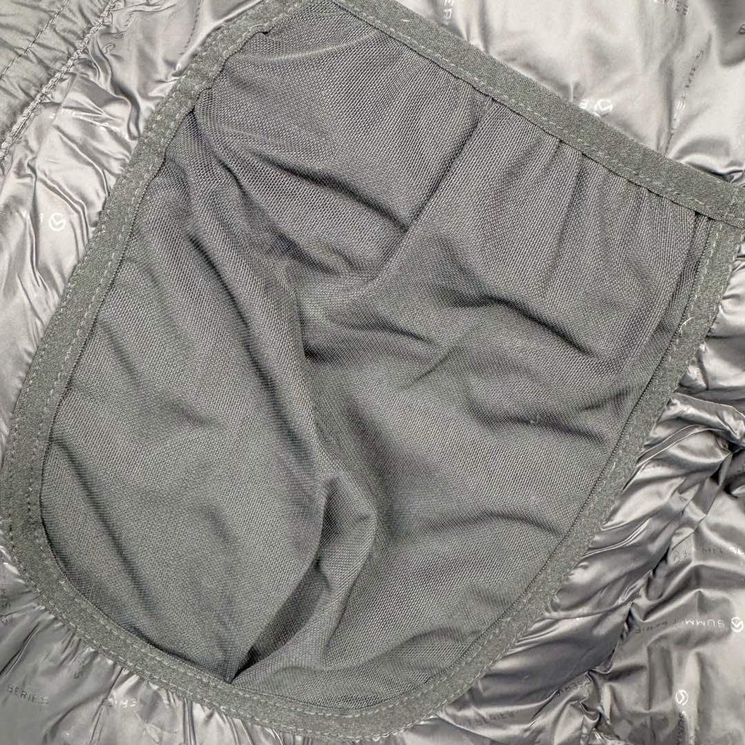 图片[17]-THE NORTH FACE 北面拼色拉链连帽长袖夹克外套羽绒服 The North Face于1966年成立，一直致力于为户外运动员的每一次严酷探索提供专业装备。作为全球户外运动领导品牌，The NorthFace以经过专业运动员测试、适应各类户外需求的产品助力探索者不断超越自我，激发人类潜能。The North Face象征着众多山脉中更冷、更值得挑战的北坡。品牌标志则来自Half Dome，一座位于美国加州Yosemite NationalPark（优胜美地国家公园）里的山峰，中文名字取为「北面」，象征着不畏惧的户外探索精神。1997年，The North Face采用全新的宣传标语「Never Stop Exploring探索永不停止」，体现品牌的探索精神，成为品牌的座右铭。尺码：S M L XL 2XL-选品中心