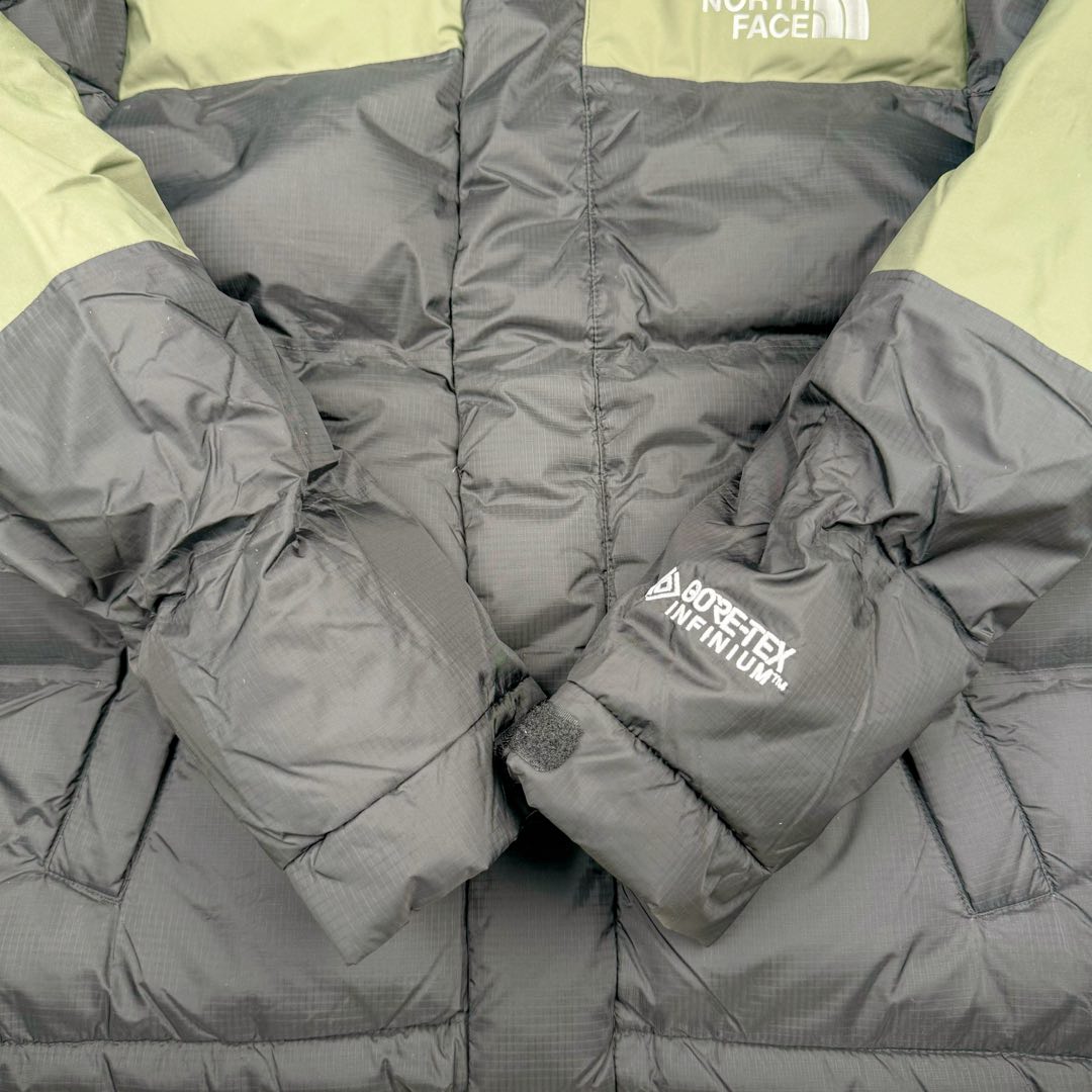 图片[9]-THE NORTH FACE 北面拼色拉链连帽长袖夹克外套羽绒服 The North Face于1966年成立，一直致力于为户外运动员的每一次严酷探索提供专业装备。作为全球户外运动领导品牌，The NorthFace以经过专业运动员测试、适应各类户外需求的产品助力探索者不断超越自我，激发人类潜能。The North Face象征着众多山脉中更冷、更值得挑战的北坡。品牌标志则来自Half Dome，一座位于美国加州Yosemite NationalPark（优胜美地国家公园）里的山峰，中文名字取为「北面」，象征着不畏惧的户外探索精神。1997年，The North Face采用全新的宣传标语「Never Stop Exploring探索永不停止」，体现品牌的探索精神，成为品牌的座右铭。尺码：S M L XL 2XL-选品中心