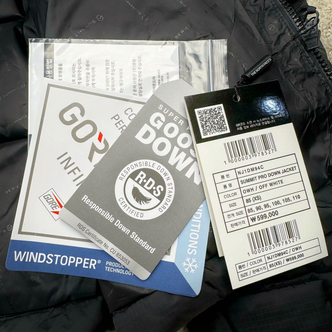 图片[12]-THE NORTH FACE 北面拼色拉链连帽长袖夹克外套羽绒服 The North Face于1966年成立，一直致力于为户外运动员的每一次严酷探索提供专业装备。作为全球户外运动领导品牌，The NorthFace以经过专业运动员测试、适应各类户外需求的产品助力探索者不断超越自我，激发人类潜能。The North Face象征着众多山脉中更冷、更值得挑战的北坡。品牌标志则来自Half Dome，一座位于美国加州Yosemite NationalPark（优胜美地国家公园）里的山峰，中文名字取为「北面」，象征着不畏惧的户外探索精神。1997年，The North Face采用全新的宣传标语「Never Stop Exploring探索永不停止」，体现品牌的探索精神，成为品牌的座右铭。尺码：S M L XL 2XL-选品中心