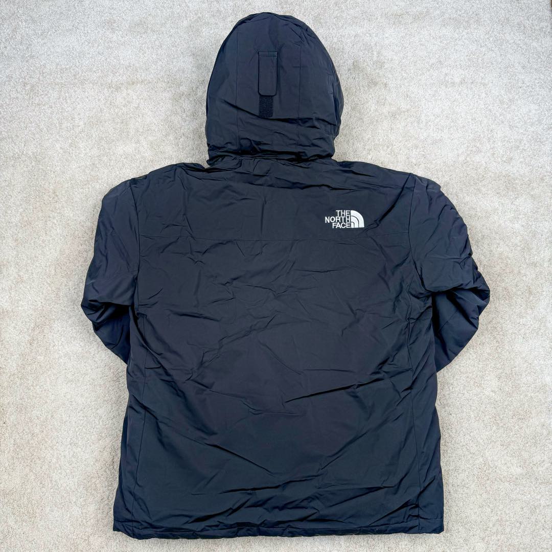 图片[3]-北面THE NORTH FACE POLAR FW22 纯色Logo徽标多口袋抽绳厚款连帽工装羽绒服冬季 男女同款 申敏儿同款 设计理念： 这款是THE NORTH FACE 巅峰之作，高端于任何一款北面羽绒服，也是户外的登山系列，爆炸厚实，一般是在户外极寒天气穿着，基本上可以抵御零下几十度的严寒了，工艺十分复杂，并非单纯一件羽绒服那么简单，保暖程度不输大鹅，今年冬天一定需要这样一件厚实的过冬。 面料+特点： ✅ 内里填充90%正品一致的进口专用鹅绒，轻便，100%市面最高品质。 ✅ 采用经联盟RDS认证的高品质鹅绒填充，轻便不厚重且压缩后的蓬松度恢复性好。（ R·D·S不含任何不必要的动物伤害生产工序，从550蓬到950蓬不等，压缩性和温度重量也是衡量高品质，高填充度鹅线要指标） ✅单件成品1公斤以上，但是没有任何负重感，超级轻便，鹅绒广泛用于滑雪服，防寒服。 ✅原厂高密度户外防水材质，防风耐磨，防撕裂面料。 ✅ 里布380T最高标准，绝不跑绒，透气性极佳 ✅ 原版辅料五金全部原厂定做，100%还原复刻品质！ ✅多功能口袋，方便使用 ✅内里两侧印有保养清洗说明和衣服解释 ✅胸前贴饰有橡胶徽标logo ✅领口部分有防寒绒布，紧贴头颈，舒适又保暖 ✅ 原版辅料五金全部原厂定做，100%还原复刻品质，背部有内置网口袋 ✅ YKK吉田ISO9000品质顶级ZP拉链 工艺： 宽松版型，上身休闲舒适，为冬季户外提供保暖呵护，保暖性出色，穿着轻便不厚重。防潮,不易变形 ，容易清洁打理等特点，工艺成本极高 ​-选品中心