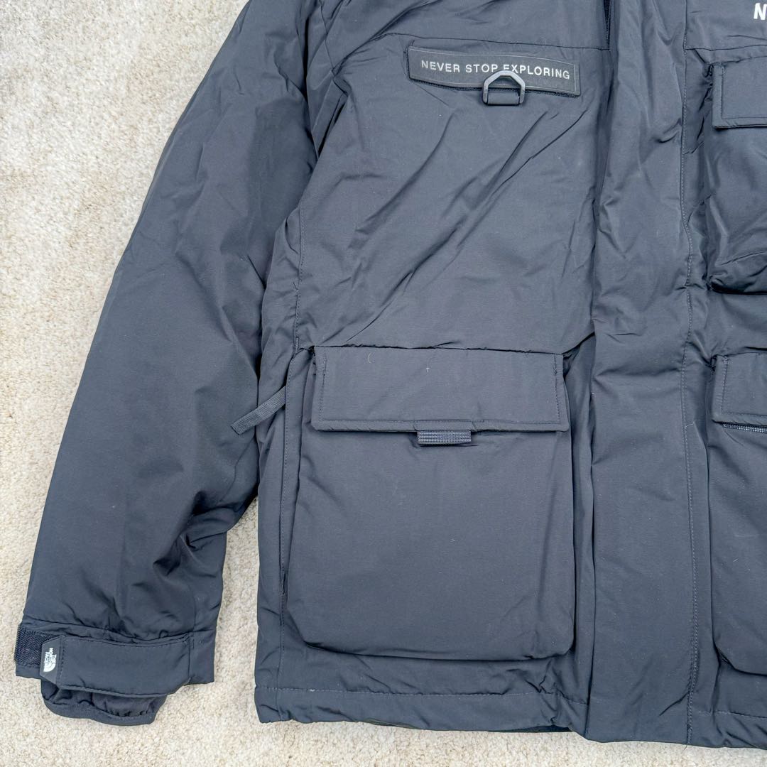 图片[7]-北面THE NORTH FACE POLAR FW22 纯色Logo徽标多口袋抽绳厚款连帽工装羽绒服冬季 男女同款 申敏儿同款 设计理念： 这款是THE NORTH FACE 巅峰之作，高端于任何一款北面羽绒服，也是户外的登山系列，爆炸厚实，一般是在户外极寒天气穿着，基本上可以抵御零下几十度的严寒了，工艺十分复杂，并非单纯一件羽绒服那么简单，保暖程度不输大鹅，今年冬天一定需要这样一件厚实的过冬。 面料+特点： ✅ 内里填充90%正品一致的进口专用鹅绒，轻便，100%市面最高品质。 ✅ 采用经联盟RDS认证的高品质鹅绒填充，轻便不厚重且压缩后的蓬松度恢复性好。（ R·D·S不含任何不必要的动物伤害生产工序，从550蓬到950蓬不等，压缩性和温度重量也是衡量高品质，高填充度鹅线要指标） ✅单件成品1公斤以上，但是没有任何负重感，超级轻便，鹅绒广泛用于滑雪服，防寒服。 ✅原厂高密度户外防水材质，防风耐磨，防撕裂面料。 ✅ 里布380T最高标准，绝不跑绒，透气性极佳 ✅ 原版辅料五金全部原厂定做，100%还原复刻品质！ ✅多功能口袋，方便使用 ✅内里两侧印有保养清洗说明和衣服解释 ✅胸前贴饰有橡胶徽标logo ✅领口部分有防寒绒布，紧贴头颈，舒适又保暖 ✅ 原版辅料五金全部原厂定做，100%还原复刻品质，背部有内置网口袋 ✅ YKK吉田ISO9000品质顶级ZP拉链 工艺： 宽松版型，上身休闲舒适，为冬季户外提供保暖呵护，保暖性出色，穿着轻便不厚重。防潮,不易变形 ，容易清洁打理等特点，工艺成本极高 ​-选品中心