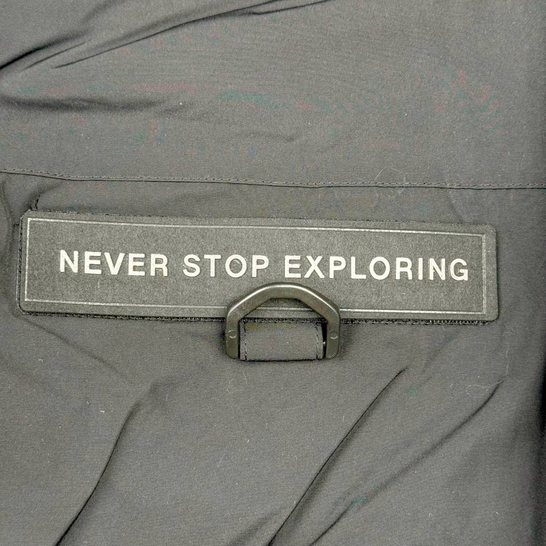 图片[11]-北面THE NORTH FACE POLAR FW22 纯色Logo徽标多口袋抽绳厚款连帽工装羽绒服冬季 男女同款 申敏儿同款 设计理念： 这款是THE NORTH FACE 巅峰之作，高端于任何一款北面羽绒服，也是户外的登山系列，爆炸厚实，一般是在户外极寒天气穿着，基本上可以抵御零下几十度的严寒了，工艺十分复杂，并非单纯一件羽绒服那么简单，保暖程度不输大鹅，今年冬天一定需要这样一件厚实的过冬。 面料+特点： ✅ 内里填充90%正品一致的进口专用鹅绒，轻便，100%市面最高品质。 ✅ 采用经联盟RDS认证的高品质鹅绒填充，轻便不厚重且压缩后的蓬松度恢复性好。（ R·D·S不含任何不必要的动物伤害生产工序，从550蓬到950蓬不等，压缩性和温度重量也是衡量高品质，高填充度鹅线要指标） ✅单件成品1公斤以上，但是没有任何负重感，超级轻便，鹅绒广泛用于滑雪服，防寒服。 ✅原厂高密度户外防水材质，防风耐磨，防撕裂面料。 ✅ 里布380T最高标准，绝不跑绒，透气性极佳 ✅ 原版辅料五金全部原厂定做，100%还原复刻品质！ ✅多功能口袋，方便使用 ✅内里两侧印有保养清洗说明和衣服解释 ✅胸前贴饰有橡胶徽标logo ✅领口部分有防寒绒布，紧贴头颈，舒适又保暖 ✅ 原版辅料五金全部原厂定做，100%还原复刻品质，背部有内置网口袋 ✅ YKK吉田ISO9000品质顶级ZP拉链 工艺： 宽松版型，上身休闲舒适，为冬季户外提供保暖呵护，保暖性出色，穿着轻便不厚重。防潮,不易变形 ，容易清洁打理等特点，工艺成本极高 ​-选品中心