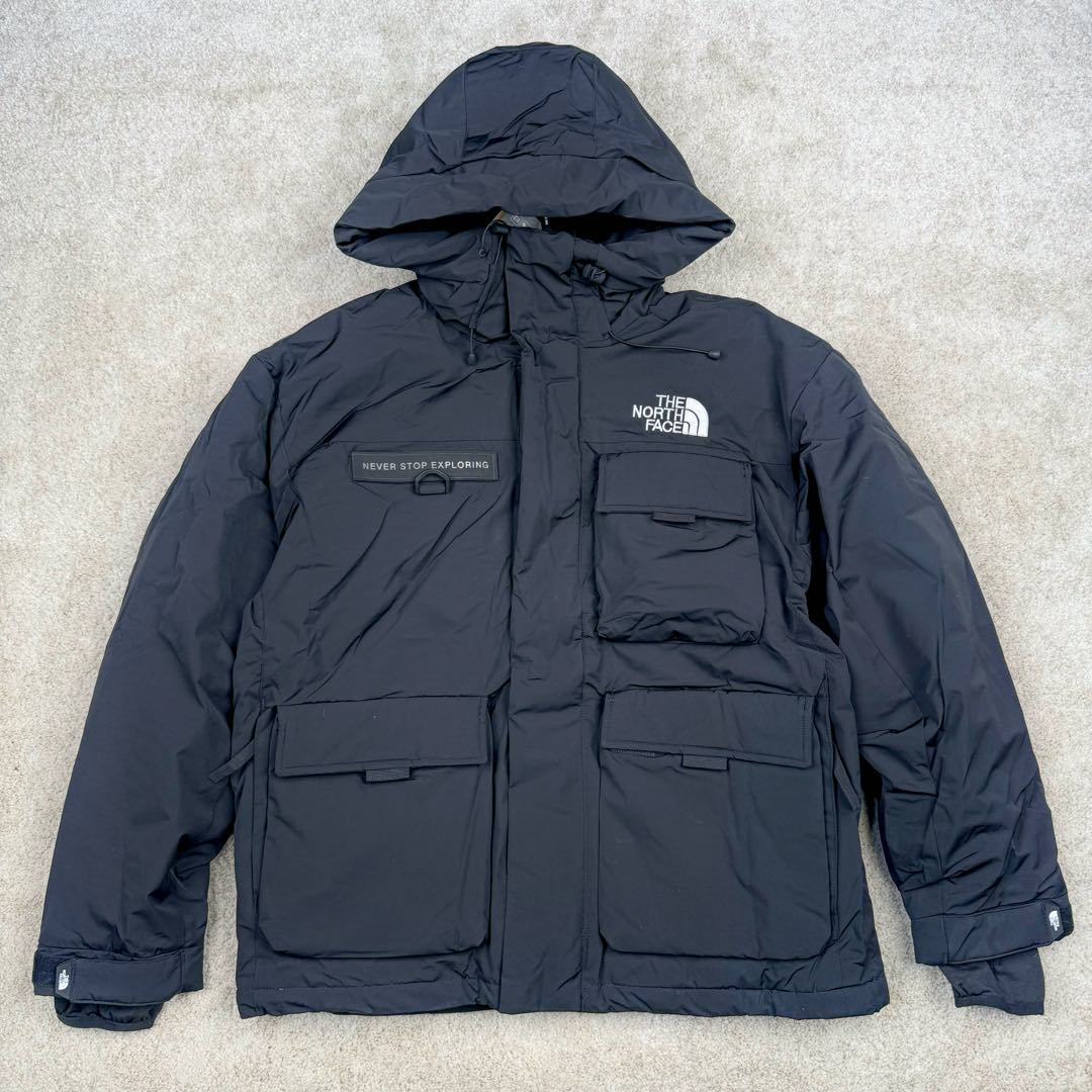 北面THE NORTH FACE POLAR FW22 纯色Logo徽标多口袋抽绳厚款连帽工装羽绒服冬季 男女同款 申敏儿同款 设计理念： 这款是THE NORTH FACE 巅峰之作，高端于任何一款北面羽绒服，也是户外的登山系列，爆炸厚实，一般是在户外极寒天气穿着，基本上可以抵御零下几十度的严寒了，工艺十分复杂，并非单纯一件羽绒服那么简单，保暖程度不输大鹅，今年冬天一定需要这样一件厚实的过冬。 面料+特点： ✅ 内里填充90%正品一致的进口专用鹅绒，轻便，100%市面最高品质。 ✅ 采用经联盟RDS认证的高品质鹅绒填充，轻便不厚重且压缩后的蓬松度恢复性好。（ R·D·S不含任何不必要的动物伤害生产工序，从550蓬到950蓬不等，压缩性和温度重量也是衡量高品质，高填充度鹅线要指标） ✅单件成品1公斤以上，但是没有任何负重感，超级轻便，鹅绒广泛用于滑雪服，防寒服。 ✅原厂高密度户外防水材质，防风耐磨，防撕裂面料。 ✅ 里布380T最高标准，绝不跑绒，透气性极佳 ✅ 原版辅料五金全部原厂定做，100%还原复刻品质！ ✅多功能口袋，方便使用 ✅内里两侧印有保养清洗说明和衣服解释 ✅胸前贴饰有橡胶徽标logo ✅领口部分有防寒绒布，紧贴头颈，舒适又保暖 ✅ 原版辅料五金全部原厂定做，100%还原复刻品质，背部有内置网口袋 ✅ YKK吉田ISO9000品质顶级ZP拉链 工艺： 宽松版型，上身休闲舒适，为冬季户外提供保暖呵护，保暖性出色，穿着轻便不厚重。防潮,不易变形 ，容易清洁打理等特点，工艺成本极高 ​-选品中心