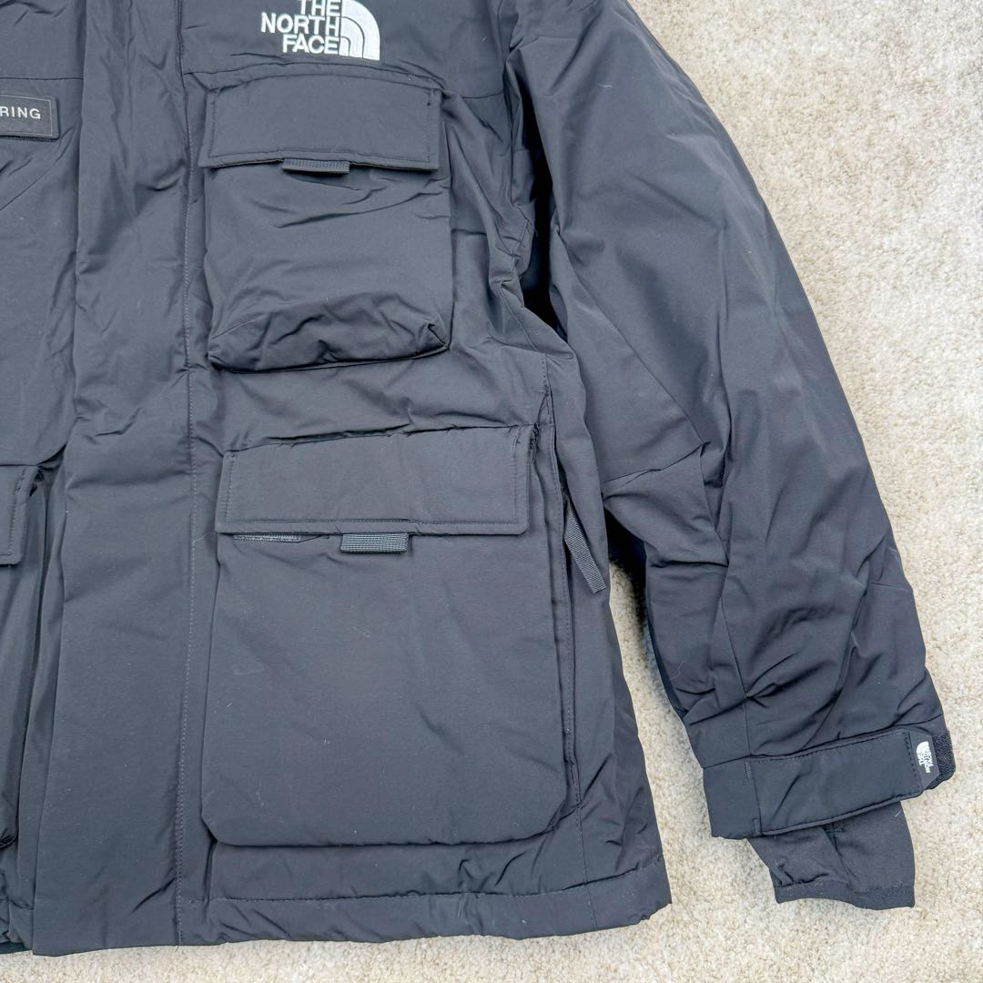 图片[8]-北面THE NORTH FACE POLAR FW22 纯色Logo徽标多口袋抽绳厚款连帽工装羽绒服冬季 男女同款 申敏儿同款 设计理念： 这款是THE NORTH FACE 巅峰之作，高端于任何一款北面羽绒服，也是户外的登山系列，爆炸厚实，一般是在户外极寒天气穿着，基本上可以抵御零下几十度的严寒了，工艺十分复杂，并非单纯一件羽绒服那么简单，保暖程度不输大鹅，今年冬天一定需要这样一件厚实的过冬。 面料+特点： ✅ 内里填充90%正品一致的进口专用鹅绒，轻便，100%市面最高品质。 ✅ 采用经联盟RDS认证的高品质鹅绒填充，轻便不厚重且压缩后的蓬松度恢复性好。（ R·D·S不含任何不必要的动物伤害生产工序，从550蓬到950蓬不等，压缩性和温度重量也是衡量高品质，高填充度鹅线要指标） ✅单件成品1公斤以上，但是没有任何负重感，超级轻便，鹅绒广泛用于滑雪服，防寒服。 ✅原厂高密度户外防水材质，防风耐磨，防撕裂面料。 ✅ 里布380T最高标准，绝不跑绒，透气性极佳 ✅ 原版辅料五金全部原厂定做，100%还原复刻品质！ ✅多功能口袋，方便使用 ✅内里两侧印有保养清洗说明和衣服解释 ✅胸前贴饰有橡胶徽标logo ✅领口部分有防寒绒布，紧贴头颈，舒适又保暖 ✅ 原版辅料五金全部原厂定做，100%还原复刻品质，背部有内置网口袋 ✅ YKK吉田ISO9000品质顶级ZP拉链 工艺： 宽松版型，上身休闲舒适，为冬季户外提供保暖呵护，保暖性出色，穿着轻便不厚重。防潮,不易变形 ，容易清洁打理等特点，工艺成本极高 ​-选品中心