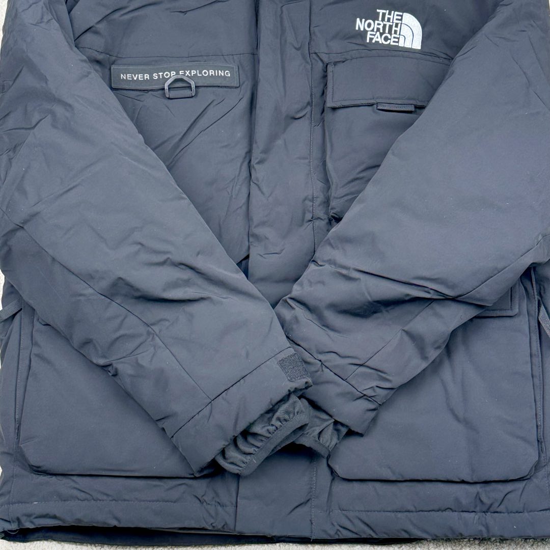 图片[9]-北面THE NORTH FACE POLAR FW22 纯色Logo徽标多口袋抽绳厚款连帽工装羽绒服冬季 男女同款 申敏儿同款 设计理念： 这款是THE NORTH FACE 巅峰之作，高端于任何一款北面羽绒服，也是户外的登山系列，爆炸厚实，一般是在户外极寒天气穿着，基本上可以抵御零下几十度的严寒了，工艺十分复杂，并非单纯一件羽绒服那么简单，保暖程度不输大鹅，今年冬天一定需要这样一件厚实的过冬。 面料+特点： ✅ 内里填充90%正品一致的进口专用鹅绒，轻便，100%市面最高品质。 ✅ 采用经联盟RDS认证的高品质鹅绒填充，轻便不厚重且压缩后的蓬松度恢复性好。（ R·D·S不含任何不必要的动物伤害生产工序，从550蓬到950蓬不等，压缩性和温度重量也是衡量高品质，高填充度鹅线要指标） ✅单件成品1公斤以上，但是没有任何负重感，超级轻便，鹅绒广泛用于滑雪服，防寒服。 ✅原厂高密度户外防水材质，防风耐磨，防撕裂面料。 ✅ 里布380T最高标准，绝不跑绒，透气性极佳 ✅ 原版辅料五金全部原厂定做，100%还原复刻品质！ ✅多功能口袋，方便使用 ✅内里两侧印有保养清洗说明和衣服解释 ✅胸前贴饰有橡胶徽标logo ✅领口部分有防寒绒布，紧贴头颈，舒适又保暖 ✅ 原版辅料五金全部原厂定做，100%还原复刻品质，背部有内置网口袋 ✅ YKK吉田ISO9000品质顶级ZP拉链 工艺： 宽松版型，上身休闲舒适，为冬季户外提供保暖呵护，保暖性出色，穿着轻便不厚重。防潮,不易变形 ，容易清洁打理等特点，工艺成本极高 ​-选品中心