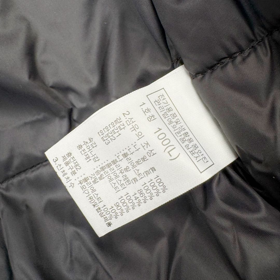 图片[15]-北面THE NORTH FACE POLAR FW22 纯色Logo徽标多口袋抽绳厚款连帽工装羽绒服冬季 男女同款 申敏儿同款 设计理念： 这款是THE NORTH FACE 巅峰之作，高端于任何一款北面羽绒服，也是户外的登山系列，爆炸厚实，一般是在户外极寒天气穿着，基本上可以抵御零下几十度的严寒了，工艺十分复杂，并非单纯一件羽绒服那么简单，保暖程度不输大鹅，今年冬天一定需要这样一件厚实的过冬。 面料+特点： ✅ 内里填充90%正品一致的进口专用鹅绒，轻便，100%市面最高品质。 ✅ 采用经联盟RDS认证的高品质鹅绒填充，轻便不厚重且压缩后的蓬松度恢复性好。（ R·D·S不含任何不必要的动物伤害生产工序，从550蓬到950蓬不等，压缩性和温度重量也是衡量高品质，高填充度鹅线要指标） ✅单件成品1公斤以上，但是没有任何负重感，超级轻便，鹅绒广泛用于滑雪服，防寒服。 ✅原厂高密度户外防水材质，防风耐磨，防撕裂面料。 ✅ 里布380T最高标准，绝不跑绒，透气性极佳 ✅ 原版辅料五金全部原厂定做，100%还原复刻品质！ ✅多功能口袋，方便使用 ✅内里两侧印有保养清洗说明和衣服解释 ✅胸前贴饰有橡胶徽标logo ✅领口部分有防寒绒布，紧贴头颈，舒适又保暖 ✅ 原版辅料五金全部原厂定做，100%还原复刻品质，背部有内置网口袋 ✅ YKK吉田ISO9000品质顶级ZP拉链 工艺： 宽松版型，上身休闲舒适，为冬季户外提供保暖呵护，保暖性出色，穿着轻便不厚重。防潮,不易变形 ，容易清洁打理等特点，工艺成本极高 ​-选品中心