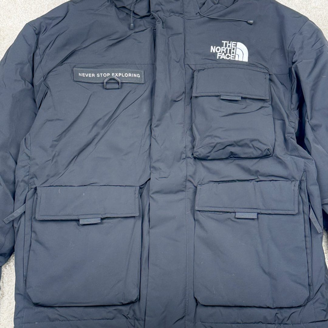 图片[6]-北面THE NORTH FACE POLAR FW22 纯色Logo徽标多口袋抽绳厚款连帽工装羽绒服冬季 男女同款 申敏儿同款 设计理念： 这款是THE NORTH FACE 巅峰之作，高端于任何一款北面羽绒服，也是户外的登山系列，爆炸厚实，一般是在户外极寒天气穿着，基本上可以抵御零下几十度的严寒了，工艺十分复杂，并非单纯一件羽绒服那么简单，保暖程度不输大鹅，今年冬天一定需要这样一件厚实的过冬。 面料+特点： ✅ 内里填充90%正品一致的进口专用鹅绒，轻便，100%市面最高品质。 ✅ 采用经联盟RDS认证的高品质鹅绒填充，轻便不厚重且压缩后的蓬松度恢复性好。（ R·D·S不含任何不必要的动物伤害生产工序，从550蓬到950蓬不等，压缩性和温度重量也是衡量高品质，高填充度鹅线要指标） ✅单件成品1公斤以上，但是没有任何负重感，超级轻便，鹅绒广泛用于滑雪服，防寒服。 ✅原厂高密度户外防水材质，防风耐磨，防撕裂面料。 ✅ 里布380T最高标准，绝不跑绒，透气性极佳 ✅ 原版辅料五金全部原厂定做，100%还原复刻品质！ ✅多功能口袋，方便使用 ✅内里两侧印有保养清洗说明和衣服解释 ✅胸前贴饰有橡胶徽标logo ✅领口部分有防寒绒布，紧贴头颈，舒适又保暖 ✅ 原版辅料五金全部原厂定做，100%还原复刻品质，背部有内置网口袋 ✅ YKK吉田ISO9000品质顶级ZP拉链 工艺： 宽松版型，上身休闲舒适，为冬季户外提供保暖呵护，保暖性出色，穿着轻便不厚重。防潮,不易变形 ，容易清洁打理等特点，工艺成本极高 ​-选品中心