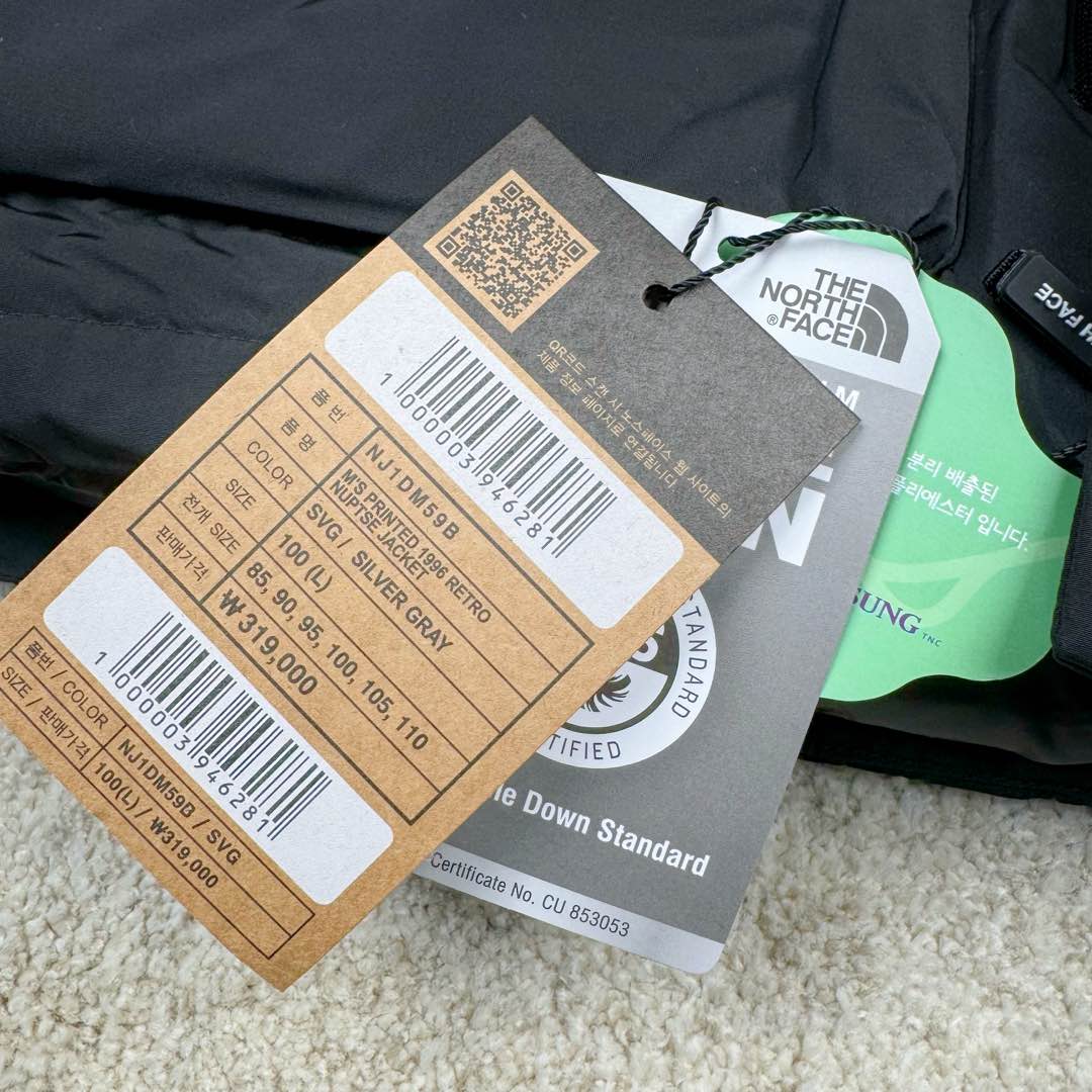 图片[12]-北面THE NORTH FACE POLAR FW22 纯色Logo徽标多口袋抽绳厚款连帽工装羽绒服冬季 男女同款 申敏儿同款 设计理念： 这款是THE NORTH FACE 巅峰之作，高端于任何一款北面羽绒服，也是户外的登山系列，爆炸厚实，一般是在户外极寒天气穿着，基本上可以抵御零下几十度的严寒了，工艺十分复杂，并非单纯一件羽绒服那么简单，保暖程度不输大鹅，今年冬天一定需要这样一件厚实的过冬。 面料+特点： ✅ 内里填充90%正品一致的进口专用鹅绒，轻便，100%市面最高品质。 ✅ 采用经联盟RDS认证的高品质鹅绒填充，轻便不厚重且压缩后的蓬松度恢复性好。（ R·D·S不含任何不必要的动物伤害生产工序，从550蓬到950蓬不等，压缩性和温度重量也是衡量高品质，高填充度鹅线要指标） ✅单件成品1公斤以上，但是没有任何负重感，超级轻便，鹅绒广泛用于滑雪服，防寒服。 ✅原厂高密度户外防水材质，防风耐磨，防撕裂面料。 ✅ 里布380T最高标准，绝不跑绒，透气性极佳 ✅ 原版辅料五金全部原厂定做，100%还原复刻品质！ ✅多功能口袋，方便使用 ✅内里两侧印有保养清洗说明和衣服解释 ✅胸前贴饰有橡胶徽标logo ✅领口部分有防寒绒布，紧贴头颈，舒适又保暖 ✅ 原版辅料五金全部原厂定做，100%还原复刻品质，背部有内置网口袋 ✅ YKK吉田ISO9000品质顶级ZP拉链 工艺： 宽松版型，上身休闲舒适，为冬季户外提供保暖呵护，保暖性出色，穿着轻便不厚重。防潮,不易变形 ，容易清洁打理等特点，工艺成本极高 ​-选品中心