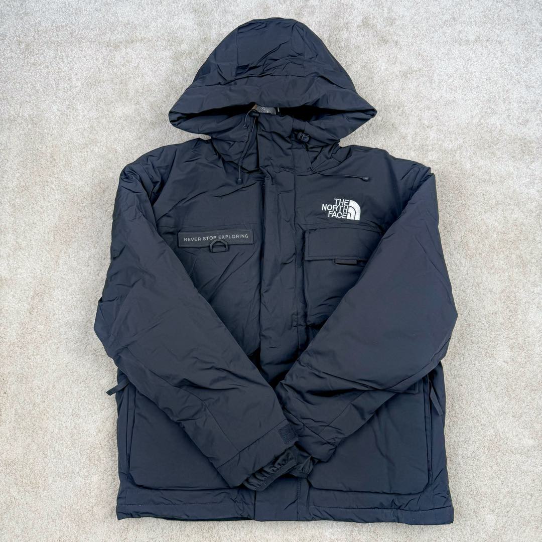 图片[2]-北面THE NORTH FACE POLAR FW22 纯色Logo徽标多口袋抽绳厚款连帽工装羽绒服冬季 男女同款 申敏儿同款 设计理念： 这款是THE NORTH FACE 巅峰之作，高端于任何一款北面羽绒服，也是户外的登山系列，爆炸厚实，一般是在户外极寒天气穿着，基本上可以抵御零下几十度的严寒了，工艺十分复杂，并非单纯一件羽绒服那么简单，保暖程度不输大鹅，今年冬天一定需要这样一件厚实的过冬。 面料+特点： ✅ 内里填充90%正品一致的进口专用鹅绒，轻便，100%市面最高品质。 ✅ 采用经联盟RDS认证的高品质鹅绒填充，轻便不厚重且压缩后的蓬松度恢复性好。（ R·D·S不含任何不必要的动物伤害生产工序，从550蓬到950蓬不等，压缩性和温度重量也是衡量高品质，高填充度鹅线要指标） ✅单件成品1公斤以上，但是没有任何负重感，超级轻便，鹅绒广泛用于滑雪服，防寒服。 ✅原厂高密度户外防水材质，防风耐磨，防撕裂面料。 ✅ 里布380T最高标准，绝不跑绒，透气性极佳 ✅ 原版辅料五金全部原厂定做，100%还原复刻品质！ ✅多功能口袋，方便使用 ✅内里两侧印有保养清洗说明和衣服解释 ✅胸前贴饰有橡胶徽标logo ✅领口部分有防寒绒布，紧贴头颈，舒适又保暖 ✅ 原版辅料五金全部原厂定做，100%还原复刻品质，背部有内置网口袋 ✅ YKK吉田ISO9000品质顶级ZP拉链 工艺： 宽松版型，上身休闲舒适，为冬季户外提供保暖呵护，保暖性出色，穿着轻便不厚重。防潮,不易变形 ，容易清洁打理等特点，工艺成本极高 ​-选品中心