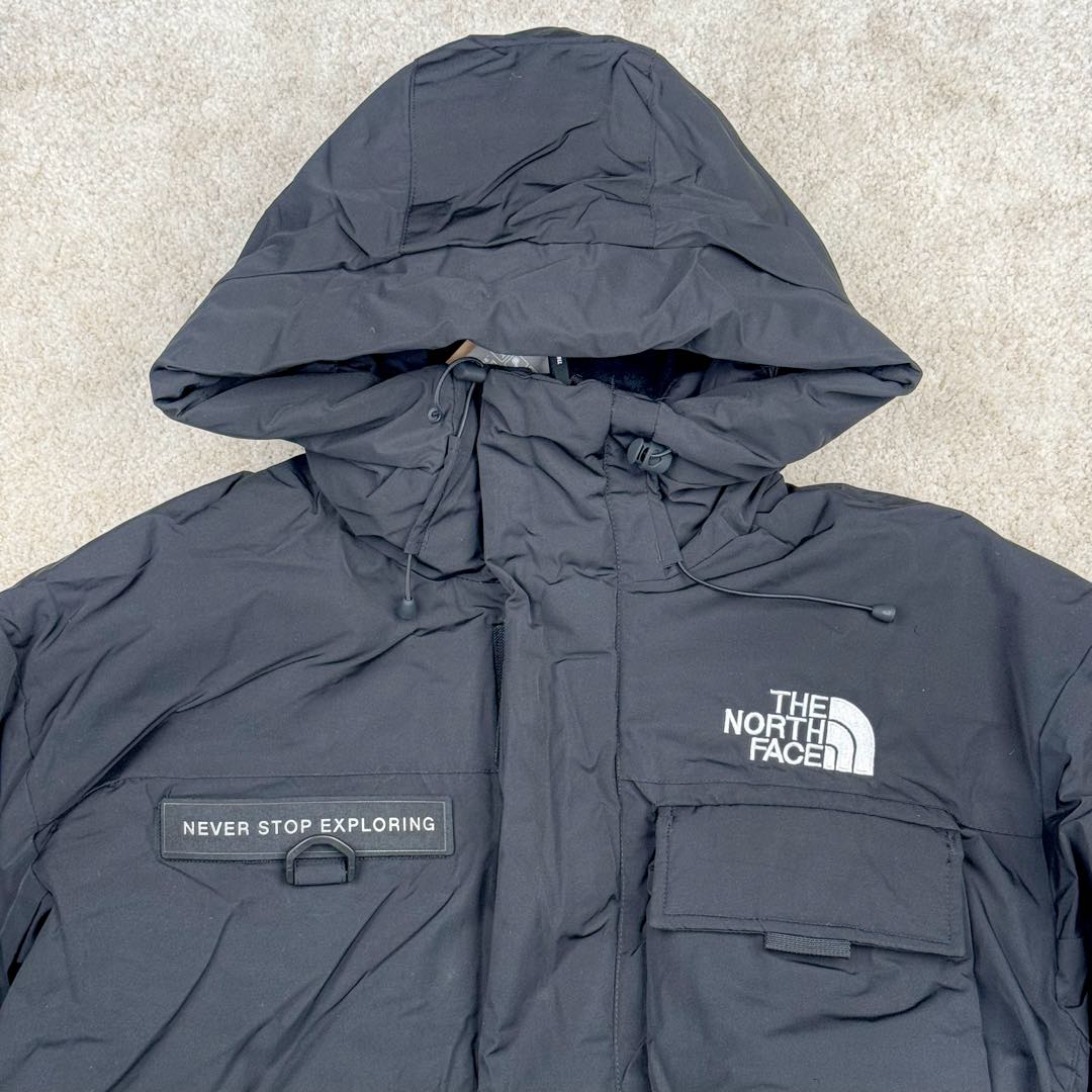 图片[5]-北面THE NORTH FACE POLAR FW22 纯色Logo徽标多口袋抽绳厚款连帽工装羽绒服冬季 男女同款 申敏儿同款 设计理念： 这款是THE NORTH FACE 巅峰之作，高端于任何一款北面羽绒服，也是户外的登山系列，爆炸厚实，一般是在户外极寒天气穿着，基本上可以抵御零下几十度的严寒了，工艺十分复杂，并非单纯一件羽绒服那么简单，保暖程度不输大鹅，今年冬天一定需要这样一件厚实的过冬。 面料+特点： ✅ 内里填充90%正品一致的进口专用鹅绒，轻便，100%市面最高品质。 ✅ 采用经联盟RDS认证的高品质鹅绒填充，轻便不厚重且压缩后的蓬松度恢复性好。（ R·D·S不含任何不必要的动物伤害生产工序，从550蓬到950蓬不等，压缩性和温度重量也是衡量高品质，高填充度鹅线要指标） ✅单件成品1公斤以上，但是没有任何负重感，超级轻便，鹅绒广泛用于滑雪服，防寒服。 ✅原厂高密度户外防水材质，防风耐磨，防撕裂面料。 ✅ 里布380T最高标准，绝不跑绒，透气性极佳 ✅ 原版辅料五金全部原厂定做，100%还原复刻品质！ ✅多功能口袋，方便使用 ✅内里两侧印有保养清洗说明和衣服解释 ✅胸前贴饰有橡胶徽标logo ✅领口部分有防寒绒布，紧贴头颈，舒适又保暖 ✅ 原版辅料五金全部原厂定做，100%还原复刻品质，背部有内置网口袋 ✅ YKK吉田ISO9000品质顶级ZP拉链 工艺： 宽松版型，上身休闲舒适，为冬季户外提供保暖呵护，保暖性出色，穿着轻便不厚重。防潮,不易变形 ，容易清洁打理等特点，工艺成本极高 ​-选品中心