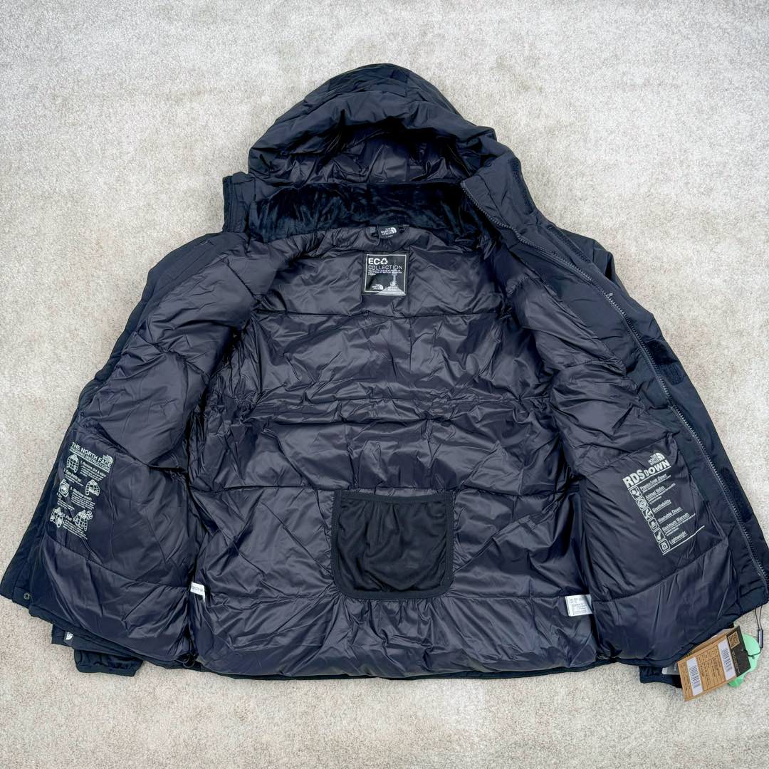 图片[4]-北面THE NORTH FACE POLAR FW22 纯色Logo徽标多口袋抽绳厚款连帽工装羽绒服冬季 男女同款 申敏儿同款 设计理念： 这款是THE NORTH FACE 巅峰之作，高端于任何一款北面羽绒服，也是户外的登山系列，爆炸厚实，一般是在户外极寒天气穿着，基本上可以抵御零下几十度的严寒了，工艺十分复杂，并非单纯一件羽绒服那么简单，保暖程度不输大鹅，今年冬天一定需要这样一件厚实的过冬。 面料+特点： ✅ 内里填充90%正品一致的进口专用鹅绒，轻便，100%市面最高品质。 ✅ 采用经联盟RDS认证的高品质鹅绒填充，轻便不厚重且压缩后的蓬松度恢复性好。（ R·D·S不含任何不必要的动物伤害生产工序，从550蓬到950蓬不等，压缩性和温度重量也是衡量高品质，高填充度鹅线要指标） ✅单件成品1公斤以上，但是没有任何负重感，超级轻便，鹅绒广泛用于滑雪服，防寒服。 ✅原厂高密度户外防水材质，防风耐磨，防撕裂面料。 ✅ 里布380T最高标准，绝不跑绒，透气性极佳 ✅ 原版辅料五金全部原厂定做，100%还原复刻品质！ ✅多功能口袋，方便使用 ✅内里两侧印有保养清洗说明和衣服解释 ✅胸前贴饰有橡胶徽标logo ✅领口部分有防寒绒布，紧贴头颈，舒适又保暖 ✅ 原版辅料五金全部原厂定做，100%还原复刻品质，背部有内置网口袋 ✅ YKK吉田ISO9000品质顶级ZP拉链 工艺： 宽松版型，上身休闲舒适，为冬季户外提供保暖呵护，保暖性出色，穿着轻便不厚重。防潮,不易变形 ，容易清洁打理等特点，工艺成本极高 ​-选品中心