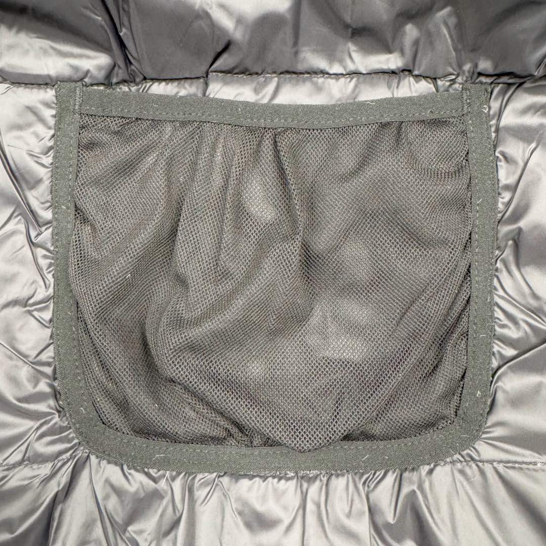 图片[14]-北面THE NORTH FACE POLAR FW22 纯色Logo徽标多口袋抽绳厚款连帽工装羽绒服冬季 男女同款 申敏儿同款 设计理念： 这款是THE NORTH FACE 巅峰之作，高端于任何一款北面羽绒服，也是户外的登山系列，爆炸厚实，一般是在户外极寒天气穿着，基本上可以抵御零下几十度的严寒了，工艺十分复杂，并非单纯一件羽绒服那么简单，保暖程度不输大鹅，今年冬天一定需要这样一件厚实的过冬。 面料+特点： ✅ 内里填充90%正品一致的进口专用鹅绒，轻便，100%市面最高品质。 ✅ 采用经联盟RDS认证的高品质鹅绒填充，轻便不厚重且压缩后的蓬松度恢复性好。（ R·D·S不含任何不必要的动物伤害生产工序，从550蓬到950蓬不等，压缩性和温度重量也是衡量高品质，高填充度鹅线要指标） ✅单件成品1公斤以上，但是没有任何负重感，超级轻便，鹅绒广泛用于滑雪服，防寒服。 ✅原厂高密度户外防水材质，防风耐磨，防撕裂面料。 ✅ 里布380T最高标准，绝不跑绒，透气性极佳 ✅ 原版辅料五金全部原厂定做，100%还原复刻品质！ ✅多功能口袋，方便使用 ✅内里两侧印有保养清洗说明和衣服解释 ✅胸前贴饰有橡胶徽标logo ✅领口部分有防寒绒布，紧贴头颈，舒适又保暖 ✅ 原版辅料五金全部原厂定做，100%还原复刻品质，背部有内置网口袋 ✅ YKK吉田ISO9000品质顶级ZP拉链 工艺： 宽松版型，上身休闲舒适，为冬季户外提供保暖呵护，保暖性出色，穿着轻便不厚重。防潮,不易变形 ，容易清洁打理等特点，工艺成本极高 ​-选品中心