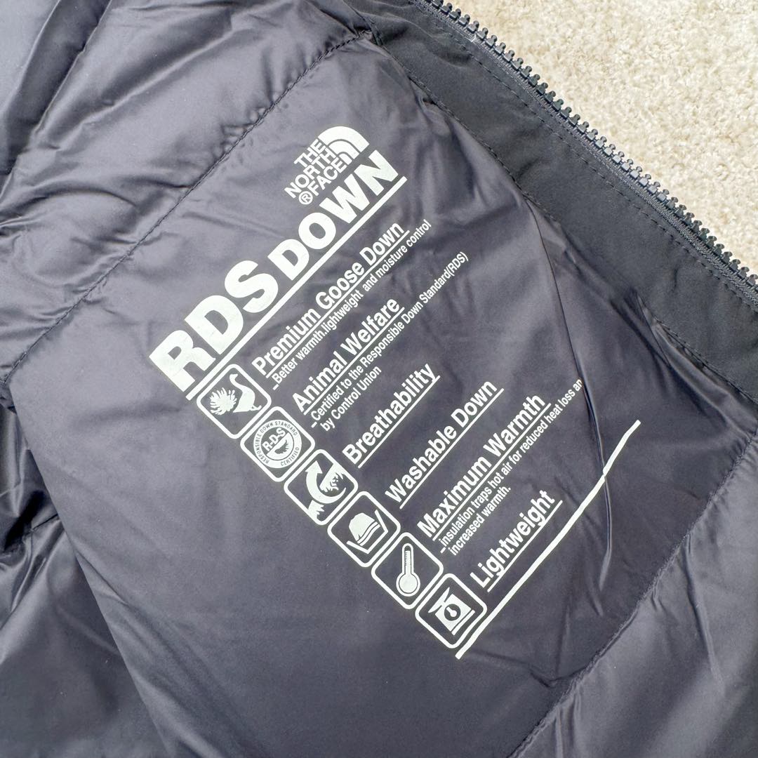 图片[16]-北面THE NORTH FACE POLAR FW22 纯色Logo徽标多口袋抽绳厚款连帽工装羽绒服冬季 男女同款 申敏儿同款 设计理念： 这款是THE NORTH FACE 巅峰之作，高端于任何一款北面羽绒服，也是户外的登山系列，爆炸厚实，一般是在户外极寒天气穿着，基本上可以抵御零下几十度的严寒了，工艺十分复杂，并非单纯一件羽绒服那么简单，保暖程度不输大鹅，今年冬天一定需要这样一件厚实的过冬。 面料+特点： ✅ 内里填充90%正品一致的进口专用鹅绒，轻便，100%市面最高品质。 ✅ 采用经联盟RDS认证的高品质鹅绒填充，轻便不厚重且压缩后的蓬松度恢复性好。（ R·D·S不含任何不必要的动物伤害生产工序，从550蓬到950蓬不等，压缩性和温度重量也是衡量高品质，高填充度鹅线要指标） ✅单件成品1公斤以上，但是没有任何负重感，超级轻便，鹅绒广泛用于滑雪服，防寒服。 ✅原厂高密度户外防水材质，防风耐磨，防撕裂面料。 ✅ 里布380T最高标准，绝不跑绒，透气性极佳 ✅ 原版辅料五金全部原厂定做，100%还原复刻品质！ ✅多功能口袋，方便使用 ✅内里两侧印有保养清洗说明和衣服解释 ✅胸前贴饰有橡胶徽标logo ✅领口部分有防寒绒布，紧贴头颈，舒适又保暖 ✅ 原版辅料五金全部原厂定做，100%还原复刻品质，背部有内置网口袋 ✅ YKK吉田ISO9000品质顶级ZP拉链 工艺： 宽松版型，上身休闲舒适，为冬季户外提供保暖呵护，保暖性出色，穿着轻便不厚重。防潮,不易变形 ，容易清洁打理等特点，工艺成本极高 ​-选品中心