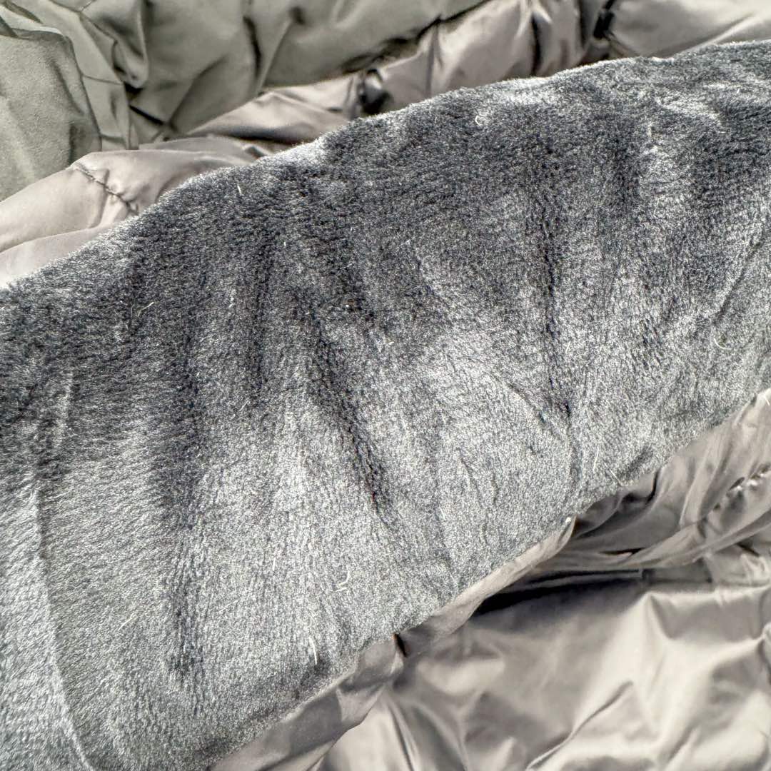 图片[19]-THE NORTH FACE 北面拼色拉链连帽长袖夹克外套羽绒服 The North Face于1966年成立，一直致力于为户外运动员的每一次严酷探索提供专业装备。作为全球户外运动领导品牌，The NorthFace以经过专业运动员测试、适应各类户外需求的产品助力探索者不断超越自我，激发人类潜能。The North Face象征着众多山脉中更冷、更值得挑战的北坡。品牌标志则来自Half Dome，一座位于美国加州Yosemite NationalPark（优胜美地国家公园）里的山峰，中文名字取为「北面」，象征着不畏惧的户外探索精神。1997年，The North Face采用全新的宣传标语「Never Stop Exploring探索永不停止」，体现品牌的探索精神，成为品牌的座右铭。尺码：S M L XL 2XL-选品中心