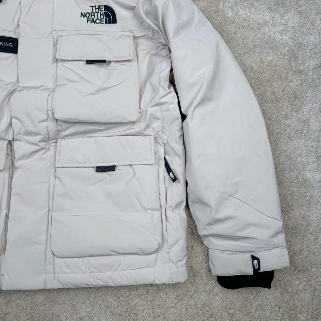 图片[7]-北面THE NORTH FACE POLAR FW22 纯色Logo徽标多口袋抽绳厚款连帽工装羽绒服冬季 男女同款 申敏儿同款 设计理念： 这款是THE NORTH FACE 巅峰之作，高端于任何一款北面羽绒服，也是户外的登山系列，爆炸厚实，一般是在户外极寒天气穿着，基本上可以抵御零下几十度的严寒了，工艺十分复杂，并非单纯一件羽绒服那么简单，保暖程度不输大鹅，今年冬天一定需要这样一件厚实的过冬。 面料+特点： ✅ 内里填充90%正品一致的进口专用鹅绒，轻便，100%市面最高品质。 ✅ 采用经联盟RDS认证的高品质鹅绒填充，轻便不厚重且压缩后的蓬松度恢复性好。（ R·D·S不含任何不必要的动物伤害生产工序，从550蓬到950蓬不等，压缩性和温度重量也是衡量高品质，高填充度鹅线要指标） ✅单件成品1公斤以上，但是没有任何负重感，超级轻便，鹅绒广泛用于滑雪服，防寒服。 ✅原厂高密度户外防水材质，防风耐磨，防撕裂面料。 ✅ 里布380T最高标准，绝不跑绒，透气性极佳 ✅ 原版辅料五金全部原厂定做，100%还原复刻品质！ ✅多功能口袋，方便使用 ✅内里两侧印有保养清洗说明和衣服解释 ✅胸前贴饰有橡胶徽标logo ✅领口部分有防寒绒布，紧贴头颈，舒适又保暖 ✅ 原版辅料五金全部原厂定做，100%还原复刻品质，背部有内置网口袋 ✅ YKK吉田ISO9000品质顶级ZP拉链 工艺： 宽松版型，上身休闲舒适，为冬季户外提供保暖呵护，保暖性出色，穿着轻便不厚重。防潮,不易变形 ，容易清洁打理等特点，工艺成本极高 ​-选品中心