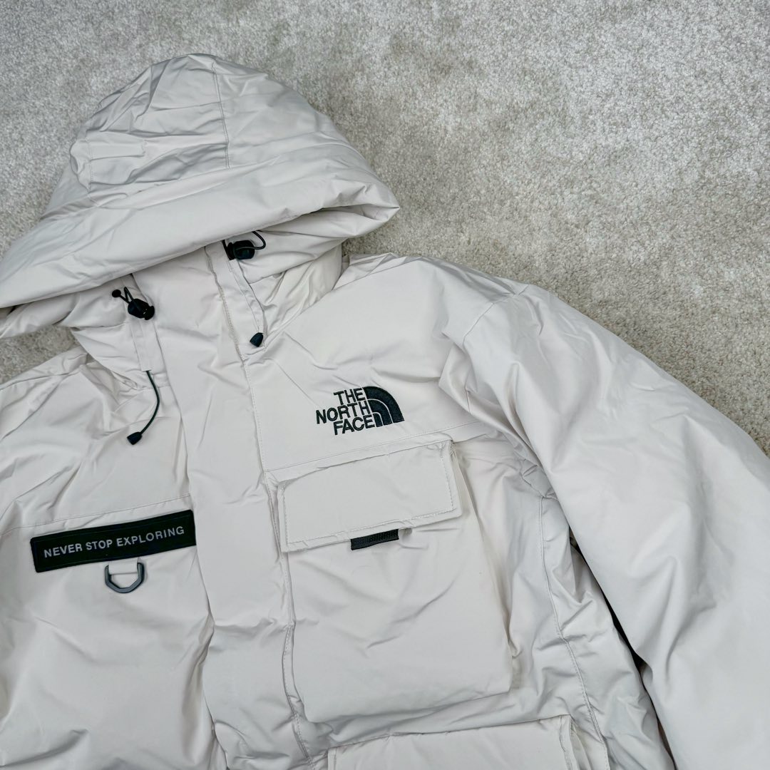图片[10]-北面THE NORTH FACE POLAR FW22 纯色Logo徽标多口袋抽绳厚款连帽工装羽绒服冬季 男女同款 申敏儿同款 设计理念： 这款是THE NORTH FACE 巅峰之作，高端于任何一款北面羽绒服，也是户外的登山系列，爆炸厚实，一般是在户外极寒天气穿着，基本上可以抵御零下几十度的严寒了，工艺十分复杂，并非单纯一件羽绒服那么简单，保暖程度不输大鹅，今年冬天一定需要这样一件厚实的过冬。 面料+特点： ✅ 内里填充90%正品一致的进口专用鹅绒，轻便，100%市面最高品质。 ✅ 采用经联盟RDS认证的高品质鹅绒填充，轻便不厚重且压缩后的蓬松度恢复性好。（ R·D·S不含任何不必要的动物伤害生产工序，从550蓬到950蓬不等，压缩性和温度重量也是衡量高品质，高填充度鹅线要指标） ✅单件成品1公斤以上，但是没有任何负重感，超级轻便，鹅绒广泛用于滑雪服，防寒服。 ✅原厂高密度户外防水材质，防风耐磨，防撕裂面料。 ✅ 里布380T最高标准，绝不跑绒，透气性极佳 ✅ 原版辅料五金全部原厂定做，100%还原复刻品质！ ✅多功能口袋，方便使用 ✅内里两侧印有保养清洗说明和衣服解释 ✅胸前贴饰有橡胶徽标logo ✅领口部分有防寒绒布，紧贴头颈，舒适又保暖 ✅ 原版辅料五金全部原厂定做，100%还原复刻品质，背部有内置网口袋 ✅ YKK吉田ISO9000品质顶级ZP拉链 工艺： 宽松版型，上身休闲舒适，为冬季户外提供保暖呵护，保暖性出色，穿着轻便不厚重。防潮,不易变形 ，容易清洁打理等特点，工艺成本极高 ​-选品中心