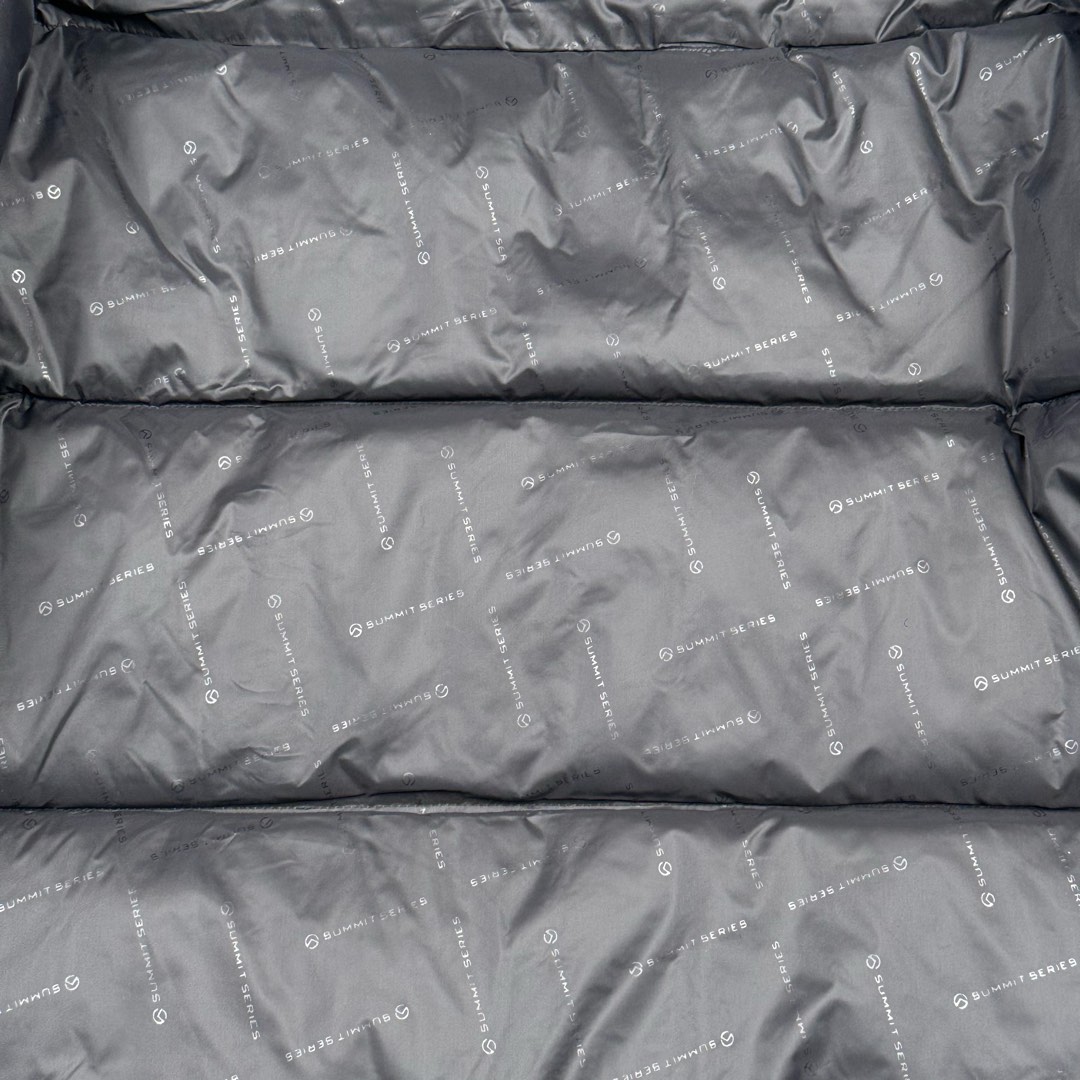 图片[16]-北面THE NORTH FACE POLAR FW22 纯色Logo徽标多口袋抽绳厚款连帽工装羽绒服冬季 男女同款 申敏儿同款 设计理念： 这款是THE NORTH FACE 巅峰之作，高端于任何一款北面羽绒服，也是户外的登山系列，爆炸厚实，一般是在户外极寒天气穿着，基本上可以抵御零下几十度的严寒了，工艺十分复杂，并非单纯一件羽绒服那么简单，保暖程度不输大鹅，今年冬天一定需要这样一件厚实的过冬。 面料+特点： ✅ 内里填充90%正品一致的进口专用鹅绒，轻便，100%市面最高品质。 ✅ 采用经联盟RDS认证的高品质鹅绒填充，轻便不厚重且压缩后的蓬松度恢复性好。（ R·D·S不含任何不必要的动物伤害生产工序，从550蓬到950蓬不等，压缩性和温度重量也是衡量高品质，高填充度鹅线要指标） ✅单件成品1公斤以上，但是没有任何负重感，超级轻便，鹅绒广泛用于滑雪服，防寒服。 ✅原厂高密度户外防水材质，防风耐磨，防撕裂面料。 ✅ 里布380T最高标准，绝不跑绒，透气性极佳 ✅ 原版辅料五金全部原厂定做，100%还原复刻品质！ ✅多功能口袋，方便使用 ✅内里两侧印有保养清洗说明和衣服解释 ✅胸前贴饰有橡胶徽标logo ✅领口部分有防寒绒布，紧贴头颈，舒适又保暖 ✅ 原版辅料五金全部原厂定做，100%还原复刻品质，背部有内置网口袋 ✅ YKK吉田ISO9000品质顶级ZP拉链 工艺： 宽松版型，上身休闲舒适，为冬季户外提供保暖呵护，保暖性出色，穿着轻便不厚重。防潮,不易变形 ，容易清洁打理等特点，工艺成本极高 ​-选品中心