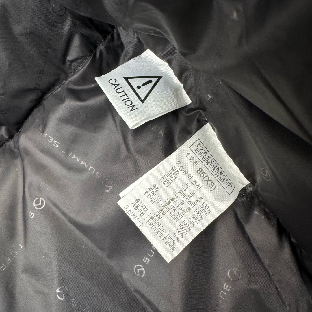 图片[13]-北面THE NORTH FACE POLAR FW22 纯色Logo徽标多口袋抽绳厚款连帽工装羽绒服冬季 男女同款 申敏儿同款 设计理念： 这款是THE NORTH FACE 巅峰之作，高端于任何一款北面羽绒服，也是户外的登山系列，爆炸厚实，一般是在户外极寒天气穿着，基本上可以抵御零下几十度的严寒了，工艺十分复杂，并非单纯一件羽绒服那么简单，保暖程度不输大鹅，今年冬天一定需要这样一件厚实的过冬。 面料+特点： ✅ 内里填充90%正品一致的进口专用鹅绒，轻便，100%市面最高品质。 ✅ 采用经联盟RDS认证的高品质鹅绒填充，轻便不厚重且压缩后的蓬松度恢复性好。（ R·D·S不含任何不必要的动物伤害生产工序，从550蓬到950蓬不等，压缩性和温度重量也是衡量高品质，高填充度鹅线要指标） ✅单件成品1公斤以上，但是没有任何负重感，超级轻便，鹅绒广泛用于滑雪服，防寒服。 ✅原厂高密度户外防水材质，防风耐磨，防撕裂面料。 ✅ 里布380T最高标准，绝不跑绒，透气性极佳 ✅ 原版辅料五金全部原厂定做，100%还原复刻品质！ ✅多功能口袋，方便使用 ✅内里两侧印有保养清洗说明和衣服解释 ✅胸前贴饰有橡胶徽标logo ✅领口部分有防寒绒布，紧贴头颈，舒适又保暖 ✅ 原版辅料五金全部原厂定做，100%还原复刻品质，背部有内置网口袋 ✅ YKK吉田ISO9000品质顶级ZP拉链 工艺： 宽松版型，上身休闲舒适，为冬季户外提供保暖呵护，保暖性出色，穿着轻便不厚重。防潮,不易变形 ，容易清洁打理等特点，工艺成本极高 ​-选品中心