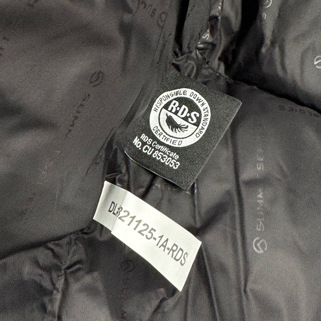 图片[15]-北面THE NORTH FACE POLAR FW22 纯色Logo徽标多口袋抽绳厚款连帽工装羽绒服冬季 男女同款 申敏儿同款 设计理念： 这款是THE NORTH FACE 巅峰之作，高端于任何一款北面羽绒服，也是户外的登山系列，爆炸厚实，一般是在户外极寒天气穿着，基本上可以抵御零下几十度的严寒了，工艺十分复杂，并非单纯一件羽绒服那么简单，保暖程度不输大鹅，今年冬天一定需要这样一件厚实的过冬。 面料+特点： ✅ 内里填充90%正品一致的进口专用鹅绒，轻便，100%市面最高品质。 ✅ 采用经联盟RDS认证的高品质鹅绒填充，轻便不厚重且压缩后的蓬松度恢复性好。（ R·D·S不含任何不必要的动物伤害生产工序，从550蓬到950蓬不等，压缩性和温度重量也是衡量高品质，高填充度鹅线要指标） ✅单件成品1公斤以上，但是没有任何负重感，超级轻便，鹅绒广泛用于滑雪服，防寒服。 ✅原厂高密度户外防水材质，防风耐磨，防撕裂面料。 ✅ 里布380T最高标准，绝不跑绒，透气性极佳 ✅ 原版辅料五金全部原厂定做，100%还原复刻品质！ ✅多功能口袋，方便使用 ✅内里两侧印有保养清洗说明和衣服解释 ✅胸前贴饰有橡胶徽标logo ✅领口部分有防寒绒布，紧贴头颈，舒适又保暖 ✅ 原版辅料五金全部原厂定做，100%还原复刻品质，背部有内置网口袋 ✅ YKK吉田ISO9000品质顶级ZP拉链 工艺： 宽松版型，上身休闲舒适，为冬季户外提供保暖呵护，保暖性出色，穿着轻便不厚重。防潮,不易变形 ，容易清洁打理等特点，工艺成本极高 ​-选品中心