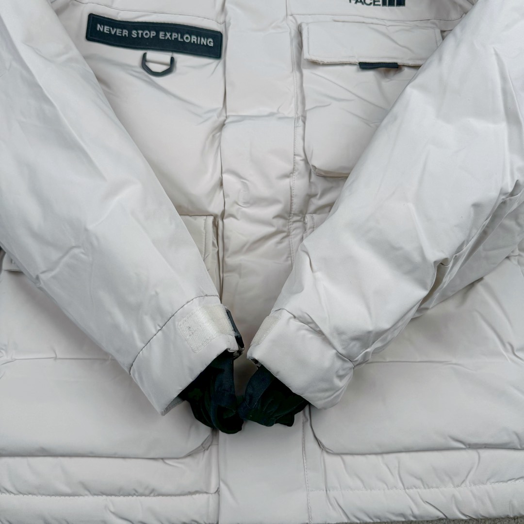 图片[8]-北面THE NORTH FACE POLAR FW22 纯色Logo徽标多口袋抽绳厚款连帽工装羽绒服冬季 男女同款 申敏儿同款 设计理念： 这款是THE NORTH FACE 巅峰之作，高端于任何一款北面羽绒服，也是户外的登山系列，爆炸厚实，一般是在户外极寒天气穿着，基本上可以抵御零下几十度的严寒了，工艺十分复杂，并非单纯一件羽绒服那么简单，保暖程度不输大鹅，今年冬天一定需要这样一件厚实的过冬。 面料+特点： ✅ 内里填充90%正品一致的进口专用鹅绒，轻便，100%市面最高品质。 ✅ 采用经联盟RDS认证的高品质鹅绒填充，轻便不厚重且压缩后的蓬松度恢复性好。（ R·D·S不含任何不必要的动物伤害生产工序，从550蓬到950蓬不等，压缩性和温度重量也是衡量高品质，高填充度鹅线要指标） ✅单件成品1公斤以上，但是没有任何负重感，超级轻便，鹅绒广泛用于滑雪服，防寒服。 ✅原厂高密度户外防水材质，防风耐磨，防撕裂面料。 ✅ 里布380T最高标准，绝不跑绒，透气性极佳 ✅ 原版辅料五金全部原厂定做，100%还原复刻品质！ ✅多功能口袋，方便使用 ✅内里两侧印有保养清洗说明和衣服解释 ✅胸前贴饰有橡胶徽标logo ✅领口部分有防寒绒布，紧贴头颈，舒适又保暖 ✅ 原版辅料五金全部原厂定做，100%还原复刻品质，背部有内置网口袋 ✅ YKK吉田ISO9000品质顶级ZP拉链 工艺： 宽松版型，上身休闲舒适，为冬季户外提供保暖呵护，保暖性出色，穿着轻便不厚重。防潮,不易变形 ，容易清洁打理等特点，工艺成本极高 ​-选品中心