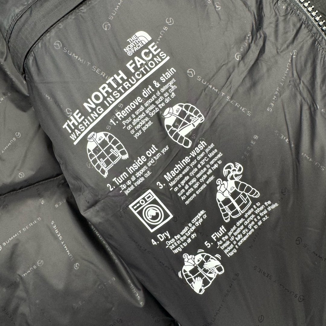 图片[14]-北面THE NORTH FACE POLAR FW22 纯色Logo徽标多口袋抽绳厚款连帽工装羽绒服冬季 男女同款 申敏儿同款 设计理念： 这款是THE NORTH FACE 巅峰之作，高端于任何一款北面羽绒服，也是户外的登山系列，爆炸厚实，一般是在户外极寒天气穿着，基本上可以抵御零下几十度的严寒了，工艺十分复杂，并非单纯一件羽绒服那么简单，保暖程度不输大鹅，今年冬天一定需要这样一件厚实的过冬。 面料+特点： ✅ 内里填充90%正品一致的进口专用鹅绒，轻便，100%市面最高品质。 ✅ 采用经联盟RDS认证的高品质鹅绒填充，轻便不厚重且压缩后的蓬松度恢复性好。（ R·D·S不含任何不必要的动物伤害生产工序，从550蓬到950蓬不等，压缩性和温度重量也是衡量高品质，高填充度鹅线要指标） ✅单件成品1公斤以上，但是没有任何负重感，超级轻便，鹅绒广泛用于滑雪服，防寒服。 ✅原厂高密度户外防水材质，防风耐磨，防撕裂面料。 ✅ 里布380T最高标准，绝不跑绒，透气性极佳 ✅ 原版辅料五金全部原厂定做，100%还原复刻品质！ ✅多功能口袋，方便使用 ✅内里两侧印有保养清洗说明和衣服解释 ✅胸前贴饰有橡胶徽标logo ✅领口部分有防寒绒布，紧贴头颈，舒适又保暖 ✅ 原版辅料五金全部原厂定做，100%还原复刻品质，背部有内置网口袋 ✅ YKK吉田ISO9000品质顶级ZP拉链 工艺： 宽松版型，上身休闲舒适，为冬季户外提供保暖呵护，保暖性出色，穿着轻便不厚重。防潮,不易变形 ，容易清洁打理等特点，工艺成本极高 ​-选品中心