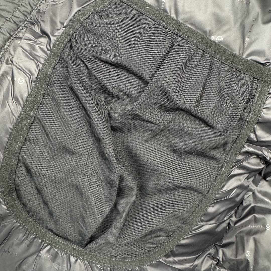 图片[12]-北面THE NORTH FACE POLAR FW22 纯色Logo徽标多口袋抽绳厚款连帽工装羽绒服冬季 男女同款 申敏儿同款 设计理念： 这款是THE NORTH FACE 巅峰之作，高端于任何一款北面羽绒服，也是户外的登山系列，爆炸厚实，一般是在户外极寒天气穿着，基本上可以抵御零下几十度的严寒了，工艺十分复杂，并非单纯一件羽绒服那么简单，保暖程度不输大鹅，今年冬天一定需要这样一件厚实的过冬。 面料+特点： ✅ 内里填充90%正品一致的进口专用鹅绒，轻便，100%市面最高品质。 ✅ 采用经联盟RDS认证的高品质鹅绒填充，轻便不厚重且压缩后的蓬松度恢复性好。（ R·D·S不含任何不必要的动物伤害生产工序，从550蓬到950蓬不等，压缩性和温度重量也是衡量高品质，高填充度鹅线要指标） ✅单件成品1公斤以上，但是没有任何负重感，超级轻便，鹅绒广泛用于滑雪服，防寒服。 ✅原厂高密度户外防水材质，防风耐磨，防撕裂面料。 ✅ 里布380T最高标准，绝不跑绒，透气性极佳 ✅ 原版辅料五金全部原厂定做，100%还原复刻品质！ ✅多功能口袋，方便使用 ✅内里两侧印有保养清洗说明和衣服解释 ✅胸前贴饰有橡胶徽标logo ✅领口部分有防寒绒布，紧贴头颈，舒适又保暖 ✅ 原版辅料五金全部原厂定做，100%还原复刻品质，背部有内置网口袋 ✅ YKK吉田ISO9000品质顶级ZP拉链 工艺： 宽松版型，上身休闲舒适，为冬季户外提供保暖呵护，保暖性出色，穿着轻便不厚重。防潮,不易变形 ，容易清洁打理等特点，工艺成本极高 ​-选品中心