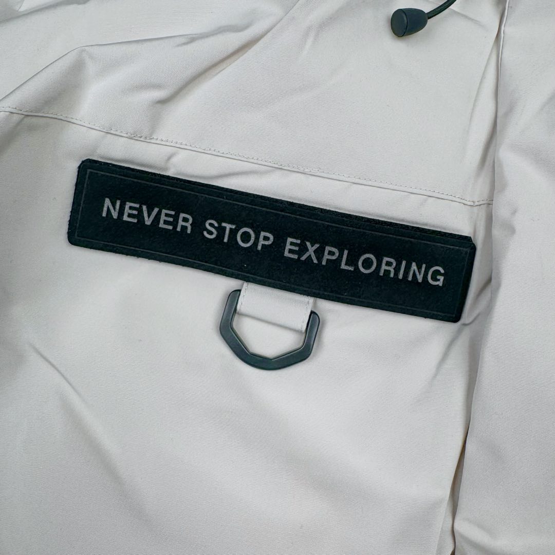 图片[11]-北面THE NORTH FACE POLAR FW22 纯色Logo徽标多口袋抽绳厚款连帽工装羽绒服冬季 男女同款 申敏儿同款 设计理念： 这款是THE NORTH FACE 巅峰之作，高端于任何一款北面羽绒服，也是户外的登山系列，爆炸厚实，一般是在户外极寒天气穿着，基本上可以抵御零下几十度的严寒了，工艺十分复杂，并非单纯一件羽绒服那么简单，保暖程度不输大鹅，今年冬天一定需要这样一件厚实的过冬。 面料+特点： ✅ 内里填充90%正品一致的进口专用鹅绒，轻便，100%市面最高品质。 ✅ 采用经联盟RDS认证的高品质鹅绒填充，轻便不厚重且压缩后的蓬松度恢复性好。（ R·D·S不含任何不必要的动物伤害生产工序，从550蓬到950蓬不等，压缩性和温度重量也是衡量高品质，高填充度鹅线要指标） ✅单件成品1公斤以上，但是没有任何负重感，超级轻便，鹅绒广泛用于滑雪服，防寒服。 ✅原厂高密度户外防水材质，防风耐磨，防撕裂面料。 ✅ 里布380T最高标准，绝不跑绒，透气性极佳 ✅ 原版辅料五金全部原厂定做，100%还原复刻品质！ ✅多功能口袋，方便使用 ✅内里两侧印有保养清洗说明和衣服解释 ✅胸前贴饰有橡胶徽标logo ✅领口部分有防寒绒布，紧贴头颈，舒适又保暖 ✅ 原版辅料五金全部原厂定做，100%还原复刻品质，背部有内置网口袋 ✅ YKK吉田ISO9000品质顶级ZP拉链 工艺： 宽松版型，上身休闲舒适，为冬季户外提供保暖呵护，保暖性出色，穿着轻便不厚重。防潮,不易变形 ，容易清洁打理等特点，工艺成本极高 ​-选品中心