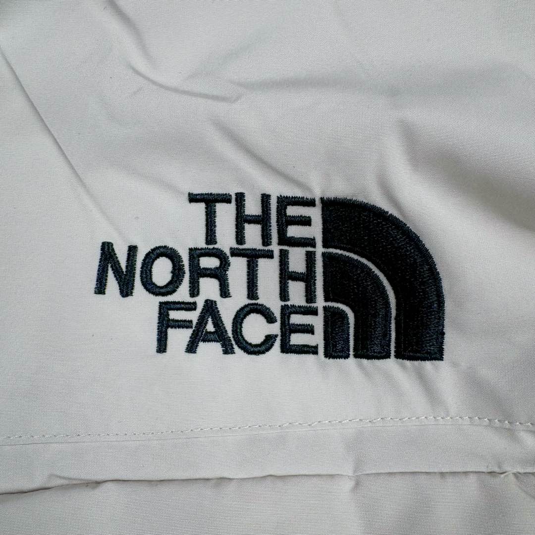 图片[9]-北面THE NORTH FACE POLAR FW22 纯色Logo徽标多口袋抽绳厚款连帽工装羽绒服冬季 男女同款 申敏儿同款 设计理念： 这款是THE NORTH FACE 巅峰之作，高端于任何一款北面羽绒服，也是户外的登山系列，爆炸厚实，一般是在户外极寒天气穿着，基本上可以抵御零下几十度的严寒了，工艺十分复杂，并非单纯一件羽绒服那么简单，保暖程度不输大鹅，今年冬天一定需要这样一件厚实的过冬。 面料+特点： ✅ 内里填充90%正品一致的进口专用鹅绒，轻便，100%市面最高品质。 ✅ 采用经联盟RDS认证的高品质鹅绒填充，轻便不厚重且压缩后的蓬松度恢复性好。（ R·D·S不含任何不必要的动物伤害生产工序，从550蓬到950蓬不等，压缩性和温度重量也是衡量高品质，高填充度鹅线要指标） ✅单件成品1公斤以上，但是没有任何负重感，超级轻便，鹅绒广泛用于滑雪服，防寒服。 ✅原厂高密度户外防水材质，防风耐磨，防撕裂面料。 ✅ 里布380T最高标准，绝不跑绒，透气性极佳 ✅ 原版辅料五金全部原厂定做，100%还原复刻品质！ ✅多功能口袋，方便使用 ✅内里两侧印有保养清洗说明和衣服解释 ✅胸前贴饰有橡胶徽标logo ✅领口部分有防寒绒布，紧贴头颈，舒适又保暖 ✅ 原版辅料五金全部原厂定做，100%还原复刻品质，背部有内置网口袋 ✅ YKK吉田ISO9000品质顶级ZP拉链 工艺： 宽松版型，上身休闲舒适，为冬季户外提供保暖呵护，保暖性出色，穿着轻便不厚重。防潮,不易变形 ，容易清洁打理等特点，工艺成本极高 ​-选品中心