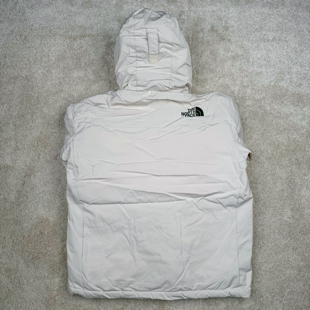 图片[3]-北面THE NORTH FACE POLAR FW22 纯色Logo徽标多口袋抽绳厚款连帽工装羽绒服冬季 男女同款 申敏儿同款 设计理念： 这款是THE NORTH FACE 巅峰之作，高端于任何一款北面羽绒服，也是户外的登山系列，爆炸厚实，一般是在户外极寒天气穿着，基本上可以抵御零下几十度的严寒了，工艺十分复杂，并非单纯一件羽绒服那么简单，保暖程度不输大鹅，今年冬天一定需要这样一件厚实的过冬。 面料+特点： ✅ 内里填充90%正品一致的进口专用鹅绒，轻便，100%市面最高品质。 ✅ 采用经联盟RDS认证的高品质鹅绒填充，轻便不厚重且压缩后的蓬松度恢复性好。（ R·D·S不含任何不必要的动物伤害生产工序，从550蓬到950蓬不等，压缩性和温度重量也是衡量高品质，高填充度鹅线要指标） ✅单件成品1公斤以上，但是没有任何负重感，超级轻便，鹅绒广泛用于滑雪服，防寒服。 ✅原厂高密度户外防水材质，防风耐磨，防撕裂面料。 ✅ 里布380T最高标准，绝不跑绒，透气性极佳 ✅ 原版辅料五金全部原厂定做，100%还原复刻品质！ ✅多功能口袋，方便使用 ✅内里两侧印有保养清洗说明和衣服解释 ✅胸前贴饰有橡胶徽标logo ✅领口部分有防寒绒布，紧贴头颈，舒适又保暖 ✅ 原版辅料五金全部原厂定做，100%还原复刻品质，背部有内置网口袋 ✅ YKK吉田ISO9000品质顶级ZP拉链 工艺： 宽松版型，上身休闲舒适，为冬季户外提供保暖呵护，保暖性出色，穿着轻便不厚重。防潮,不易变形 ，容易清洁打理等特点，工艺成本极高 ​-选品中心