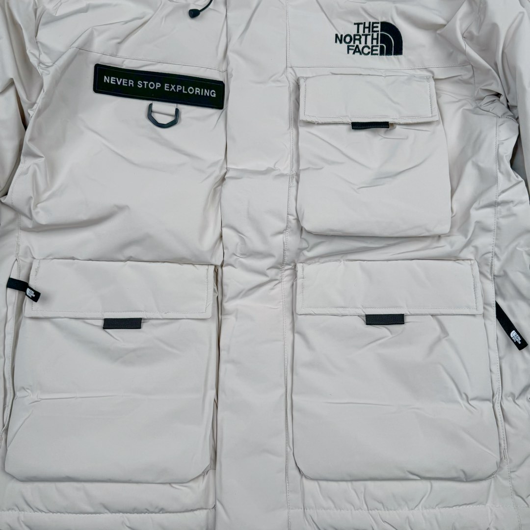 图片[5]-北面THE NORTH FACE POLAR FW22 纯色Logo徽标多口袋抽绳厚款连帽工装羽绒服冬季 男女同款 申敏儿同款 设计理念： 这款是THE NORTH FACE 巅峰之作，高端于任何一款北面羽绒服，也是户外的登山系列，爆炸厚实，一般是在户外极寒天气穿着，基本上可以抵御零下几十度的严寒了，工艺十分复杂，并非单纯一件羽绒服那么简单，保暖程度不输大鹅，今年冬天一定需要这样一件厚实的过冬。 面料+特点： ✅ 内里填充90%正品一致的进口专用鹅绒，轻便，100%市面最高品质。 ✅ 采用经联盟RDS认证的高品质鹅绒填充，轻便不厚重且压缩后的蓬松度恢复性好。（ R·D·S不含任何不必要的动物伤害生产工序，从550蓬到950蓬不等，压缩性和温度重量也是衡量高品质，高填充度鹅线要指标） ✅单件成品1公斤以上，但是没有任何负重感，超级轻便，鹅绒广泛用于滑雪服，防寒服。 ✅原厂高密度户外防水材质，防风耐磨，防撕裂面料。 ✅ 里布380T最高标准，绝不跑绒，透气性极佳 ✅ 原版辅料五金全部原厂定做，100%还原复刻品质！ ✅多功能口袋，方便使用 ✅内里两侧印有保养清洗说明和衣服解释 ✅胸前贴饰有橡胶徽标logo ✅领口部分有防寒绒布，紧贴头颈，舒适又保暖 ✅ 原版辅料五金全部原厂定做，100%还原复刻品质，背部有内置网口袋 ✅ YKK吉田ISO9000品质顶级ZP拉链 工艺： 宽松版型，上身休闲舒适，为冬季户外提供保暖呵护，保暖性出色，穿着轻便不厚重。防潮,不易变形 ，容易清洁打理等特点，工艺成本极高 ​-选品中心