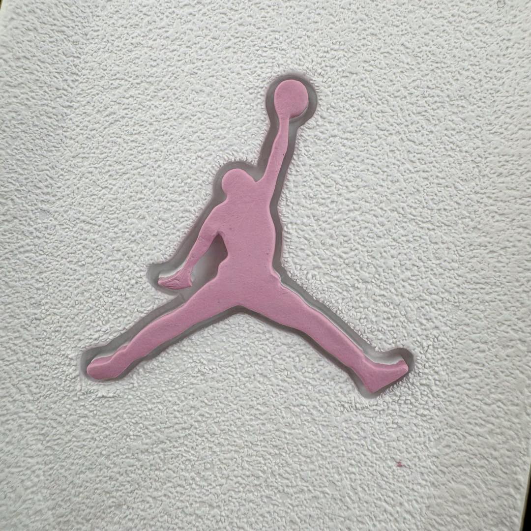 图片[22]-＃KZ神版 Air Jordan AJ4 WMNS \\\”Orchid\\\”猛男粉 AQ9129-501 独家外贸特供尺码含 45.5 49.5 50.5 国内外口碑最好最推荐的产品 市场中端王者 亲自操刀耗时半年巨作 全套原纸板楦头开发 确保原汁原味 完美呈现四代版型 一比一鞋头弧度高度鞋身弧度 此版本只针对中端市场 皮料材质有所更替 其他数据细节工艺流程均保持一致 绝不口嗨 细节品控鞋型随意秒杀市面3XX 4XX 原厂TPU网格鞋带扣 正确内里网布 菱角分明不变形无多余毛边 柔软性质感一致于原鞋 市场唯一原厂鞋扣模具 背面可见隐藏注塑口 原厂织唛标 原厂飞人电绣工艺 尾指中部跳三针 独家绑鞋带手法 印刷中底布 四线拉帮 米色美纹纸贴合固定 进口港宝加持 后跟自然饱满 全鞋荧光划线卡点 追求极致完美 每一双都是工艺品 多重QC质检 超越公司货的品控标准 实实在在的免检产品 尺码：36 36.5 37.5 38 38.5 39 40 40.5 41 42 42.5 43 44 44.5 45 45.5 46 47.5 48.5 49.5 50.5-选品中心