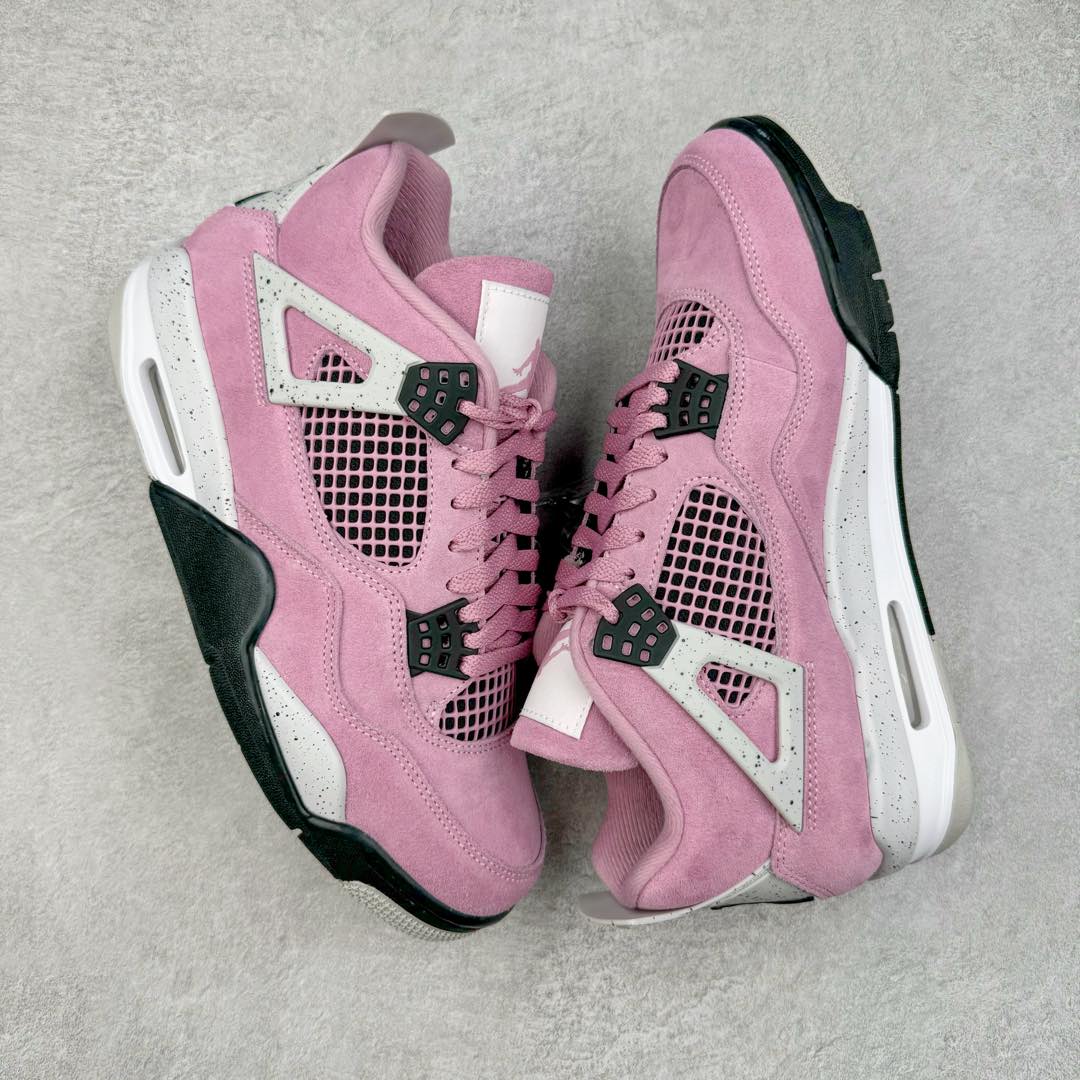 图片[3]-＃KZ神版 Air Jordan AJ4 WMNS \\\”Orchid\\\”猛男粉 AQ9129-501 独家外贸特供尺码含 45.5 49.5 50.5 国内外口碑最好最推荐的产品 市场中端王者 亲自操刀耗时半年巨作 全套原纸板楦头开发 确保原汁原味 完美呈现四代版型 一比一鞋头弧度高度鞋身弧度 此版本只针对中端市场 皮料材质有所更替 其他数据细节工艺流程均保持一致 绝不口嗨 细节品控鞋型随意秒杀市面3XX 4XX 原厂TPU网格鞋带扣 正确内里网布 菱角分明不变形无多余毛边 柔软性质感一致于原鞋 市场唯一原厂鞋扣模具 背面可见隐藏注塑口 原厂织唛标 原厂飞人电绣工艺 尾指中部跳三针 独家绑鞋带手法 印刷中底布 四线拉帮 米色美纹纸贴合固定 进口港宝加持 后跟自然饱满 全鞋荧光划线卡点 追求极致完美 每一双都是工艺品 多重QC质检 超越公司货的品控标准 实实在在的免检产品 尺码：36 36.5 37.5 38 38.5 39 40 40.5 41 42 42.5 43 44 44.5 45 45.5 46 47.5 48.5 49.5 50.5-选品中心
