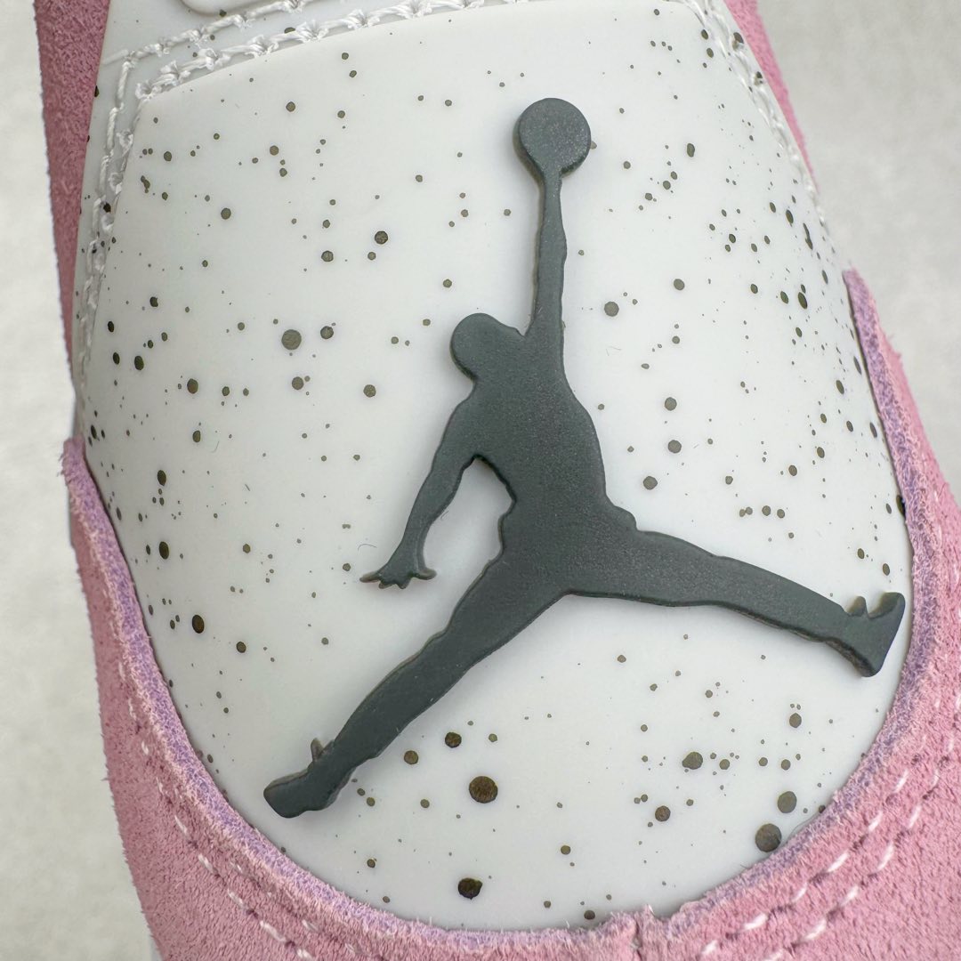 图片[14]-＃KZ神版 Air Jordan AJ4 WMNS \\\”Orchid\\\”猛男粉 AQ9129-501 独家外贸特供尺码含 45.5 49.5 50.5 国内外口碑最好最推荐的产品 市场中端王者 亲自操刀耗时半年巨作 全套原纸板楦头开发 确保原汁原味 完美呈现四代版型 一比一鞋头弧度高度鞋身弧度 此版本只针对中端市场 皮料材质有所更替 其他数据细节工艺流程均保持一致 绝不口嗨 细节品控鞋型随意秒杀市面3XX 4XX 原厂TPU网格鞋带扣 正确内里网布 菱角分明不变形无多余毛边 柔软性质感一致于原鞋 市场唯一原厂鞋扣模具 背面可见隐藏注塑口 原厂织唛标 原厂飞人电绣工艺 尾指中部跳三针 独家绑鞋带手法 印刷中底布 四线拉帮 米色美纹纸贴合固定 进口港宝加持 后跟自然饱满 全鞋荧光划线卡点 追求极致完美 每一双都是工艺品 多重QC质检 超越公司货的品控标准 实实在在的免检产品 尺码：36 36.5 37.5 38 38.5 39 40 40.5 41 42 42.5 43 44 44.5 45 45.5 46 47.5 48.5 49.5 50.5-选品中心