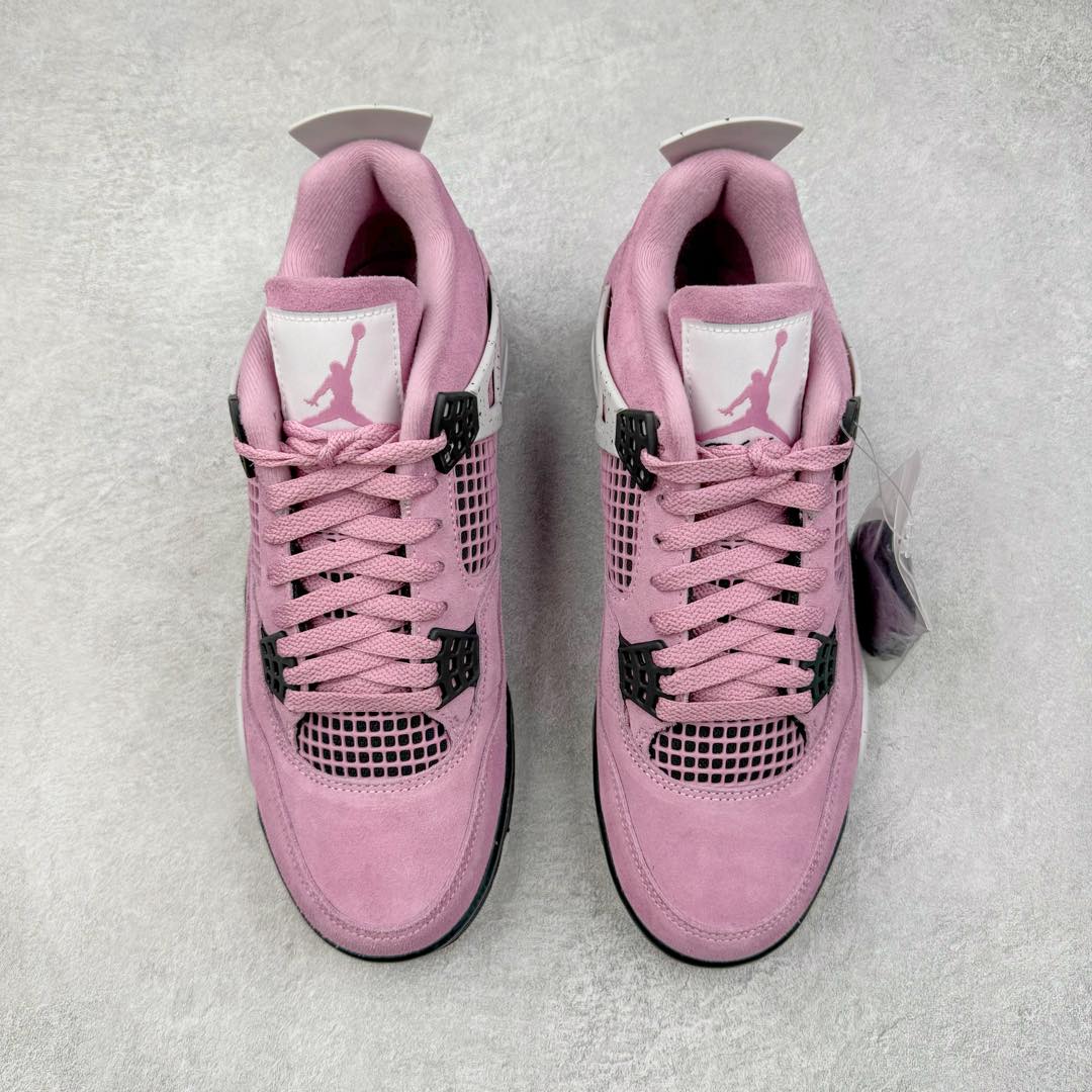 图片[2]-＃KZ神版 Air Jordan AJ4 WMNS \\\”Orchid\\\”猛男粉 AQ9129-501 独家外贸特供尺码含 45.5 49.5 50.5 国内外口碑最好最推荐的产品 市场中端王者 亲自操刀耗时半年巨作 全套原纸板楦头开发 确保原汁原味 完美呈现四代版型 一比一鞋头弧度高度鞋身弧度 此版本只针对中端市场 皮料材质有所更替 其他数据细节工艺流程均保持一致 绝不口嗨 细节品控鞋型随意秒杀市面3XX 4XX 原厂TPU网格鞋带扣 正确内里网布 菱角分明不变形无多余毛边 柔软性质感一致于原鞋 市场唯一原厂鞋扣模具 背面可见隐藏注塑口 原厂织唛标 原厂飞人电绣工艺 尾指中部跳三针 独家绑鞋带手法 印刷中底布 四线拉帮 米色美纹纸贴合固定 进口港宝加持 后跟自然饱满 全鞋荧光划线卡点 追求极致完美 每一双都是工艺品 多重QC质检 超越公司货的品控标准 实实在在的免检产品 尺码：36 36.5 37.5 38 38.5 39 40 40.5 41 42 42.5 43 44 44.5 45 45.5 46 47.5 48.5 49.5 50.5-选品中心