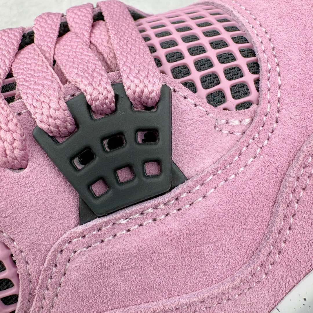 图片[18]-＃KZ神版 Air Jordan AJ4 WMNS \\\”Orchid\\\”猛男粉 AQ9129-501 独家外贸特供尺码含 45.5 49.5 50.5 国内外口碑最好最推荐的产品 市场中端王者 亲自操刀耗时半年巨作 全套原纸板楦头开发 确保原汁原味 完美呈现四代版型 一比一鞋头弧度高度鞋身弧度 此版本只针对中端市场 皮料材质有所更替 其他数据细节工艺流程均保持一致 绝不口嗨 细节品控鞋型随意秒杀市面3XX 4XX 原厂TPU网格鞋带扣 正确内里网布 菱角分明不变形无多余毛边 柔软性质感一致于原鞋 市场唯一原厂鞋扣模具 背面可见隐藏注塑口 原厂织唛标 原厂飞人电绣工艺 尾指中部跳三针 独家绑鞋带手法 印刷中底布 四线拉帮 米色美纹纸贴合固定 进口港宝加持 后跟自然饱满 全鞋荧光划线卡点 追求极致完美 每一双都是工艺品 多重QC质检 超越公司货的品控标准 实实在在的免检产品 尺码：36 36.5 37.5 38 38.5 39 40 40.5 41 42 42.5 43 44 44.5 45 45.5 46 47.5 48.5 49.5 50.5-选品中心