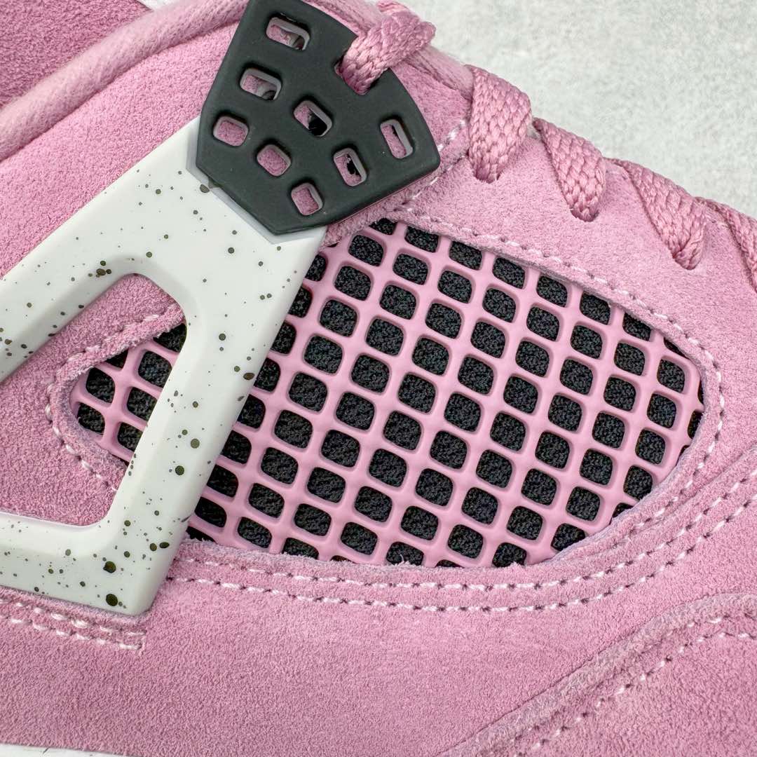 图片[19]-＃KZ神版 Air Jordan AJ4 WMNS \\\”Orchid\\\”猛男粉 AQ9129-501 独家外贸特供尺码含 45.5 49.5 50.5 国内外口碑最好最推荐的产品 市场中端王者 亲自操刀耗时半年巨作 全套原纸板楦头开发 确保原汁原味 完美呈现四代版型 一比一鞋头弧度高度鞋身弧度 此版本只针对中端市场 皮料材质有所更替 其他数据细节工艺流程均保持一致 绝不口嗨 细节品控鞋型随意秒杀市面3XX 4XX 原厂TPU网格鞋带扣 正确内里网布 菱角分明不变形无多余毛边 柔软性质感一致于原鞋 市场唯一原厂鞋扣模具 背面可见隐藏注塑口 原厂织唛标 原厂飞人电绣工艺 尾指中部跳三针 独家绑鞋带手法 印刷中底布 四线拉帮 米色美纹纸贴合固定 进口港宝加持 后跟自然饱满 全鞋荧光划线卡点 追求极致完美 每一双都是工艺品 多重QC质检 超越公司货的品控标准 实实在在的免检产品 尺码：36 36.5 37.5 38 38.5 39 40 40.5 41 42 42.5 43 44 44.5 45 45.5 46 47.5 48.5 49.5 50.5-选品中心