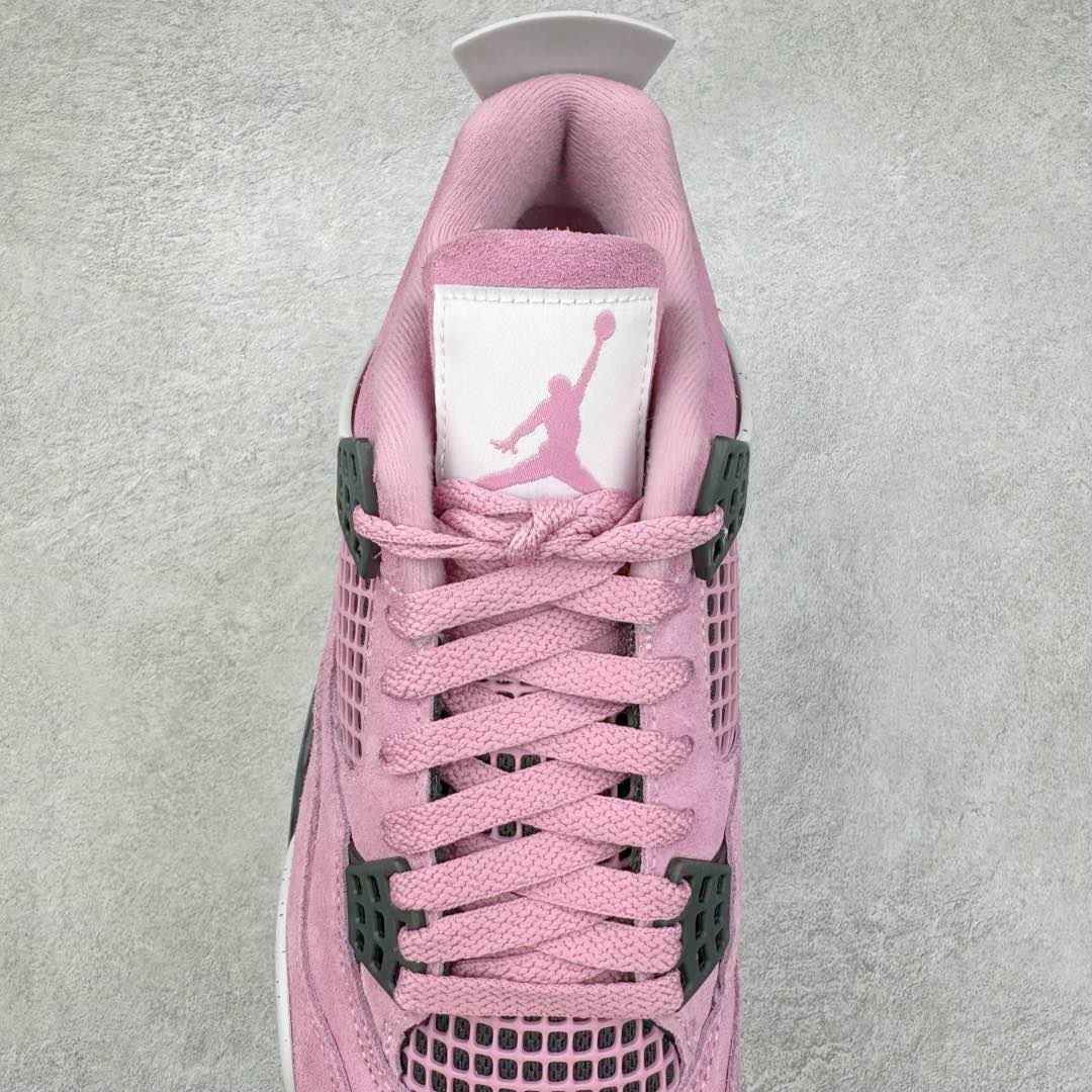 图片[5]-＃KZ神版 Air Jordan AJ4 WMNS \\\”Orchid\\\”猛男粉 AQ9129-501 独家外贸特供尺码含 45.5 49.5 50.5 国内外口碑最好最推荐的产品 市场中端王者 亲自操刀耗时半年巨作 全套原纸板楦头开发 确保原汁原味 完美呈现四代版型 一比一鞋头弧度高度鞋身弧度 此版本只针对中端市场 皮料材质有所更替 其他数据细节工艺流程均保持一致 绝不口嗨 细节品控鞋型随意秒杀市面3XX 4XX 原厂TPU网格鞋带扣 正确内里网布 菱角分明不变形无多余毛边 柔软性质感一致于原鞋 市场唯一原厂鞋扣模具 背面可见隐藏注塑口 原厂织唛标 原厂飞人电绣工艺 尾指中部跳三针 独家绑鞋带手法 印刷中底布 四线拉帮 米色美纹纸贴合固定 进口港宝加持 后跟自然饱满 全鞋荧光划线卡点 追求极致完美 每一双都是工艺品 多重QC质检 超越公司货的品控标准 实实在在的免检产品 尺码：36 36.5 37.5 38 38.5 39 40 40.5 41 42 42.5 43 44 44.5 45 45.5 46 47.5 48.5 49.5 50.5-选品中心